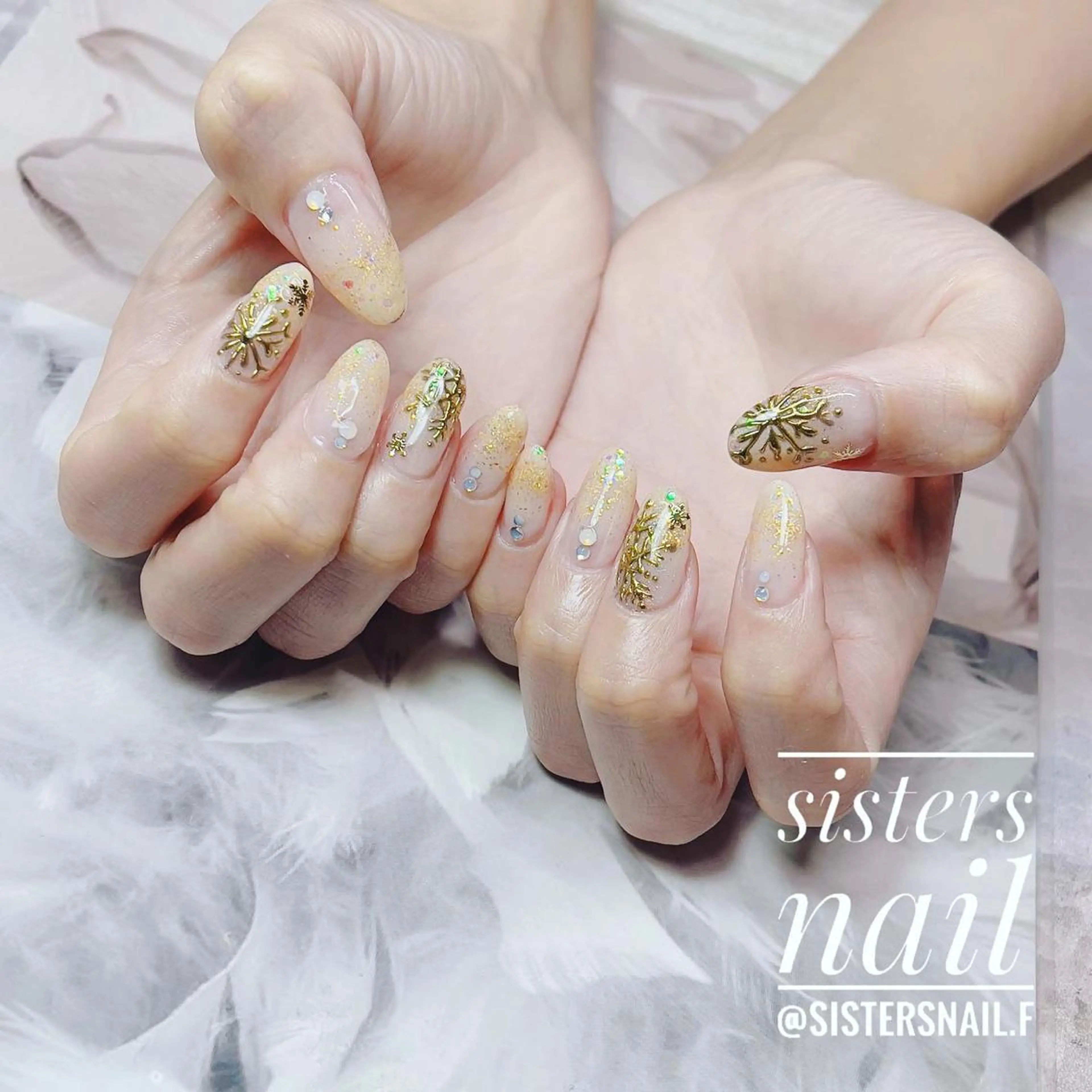 ネイル アートネイル ホログラムネイル キラキラネイル ホワイト 冬ネイル sisters nail.fのネイルデザイン