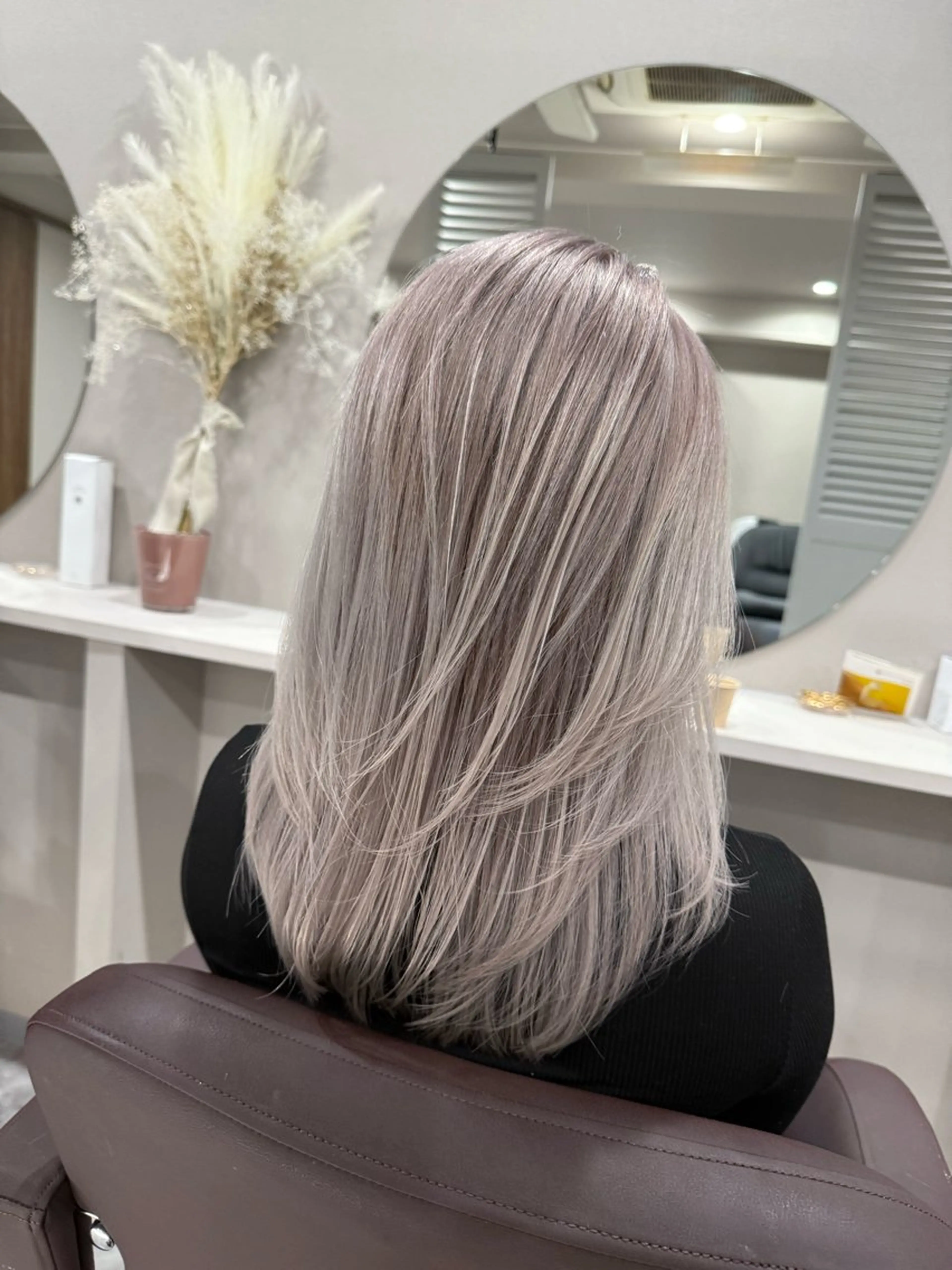 ショート カラー mimiiy梅田 中崎町ハイトーンのヘアスタイル