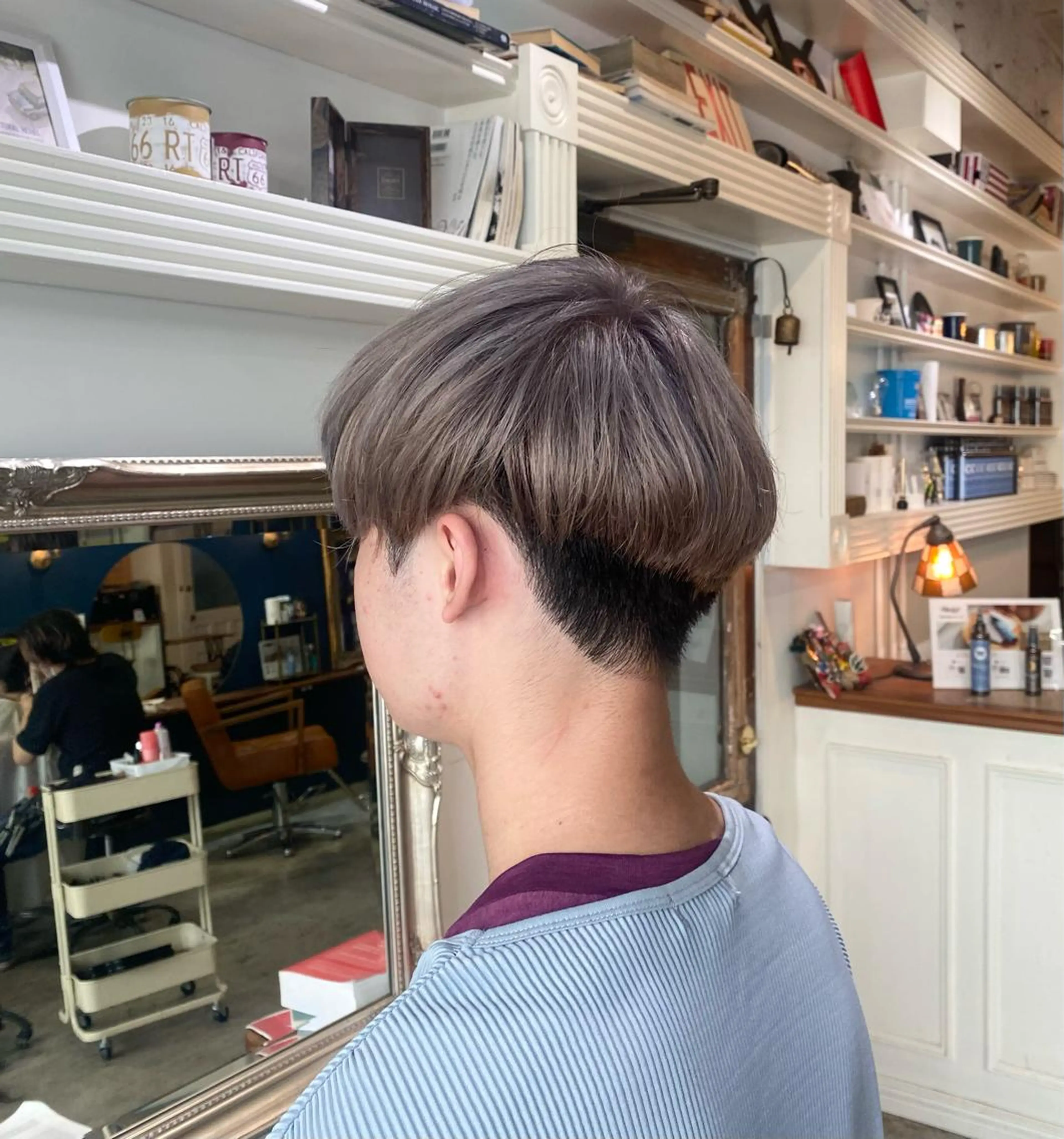 カラー メンズ メンズブリーチ ベージュカラー ブリーチ ミルクティーベージュ 森田翔斗 顔周りレイヤーのヘアスタイル