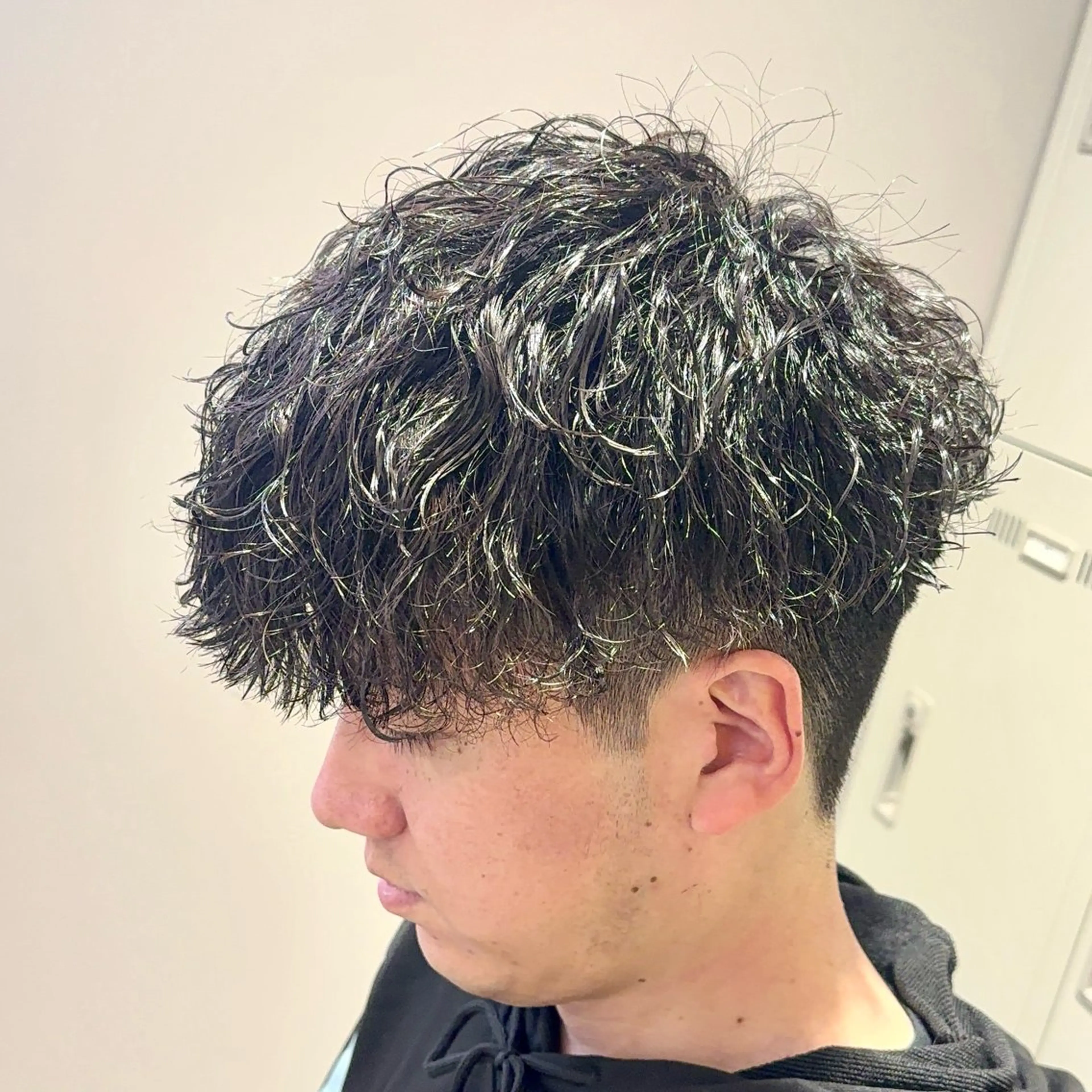 ミディアム パーマ ヘアアレンジ メンズ ミディアムパーマ メンズパーマ 顔まわりカット の達人のヘアスタイル