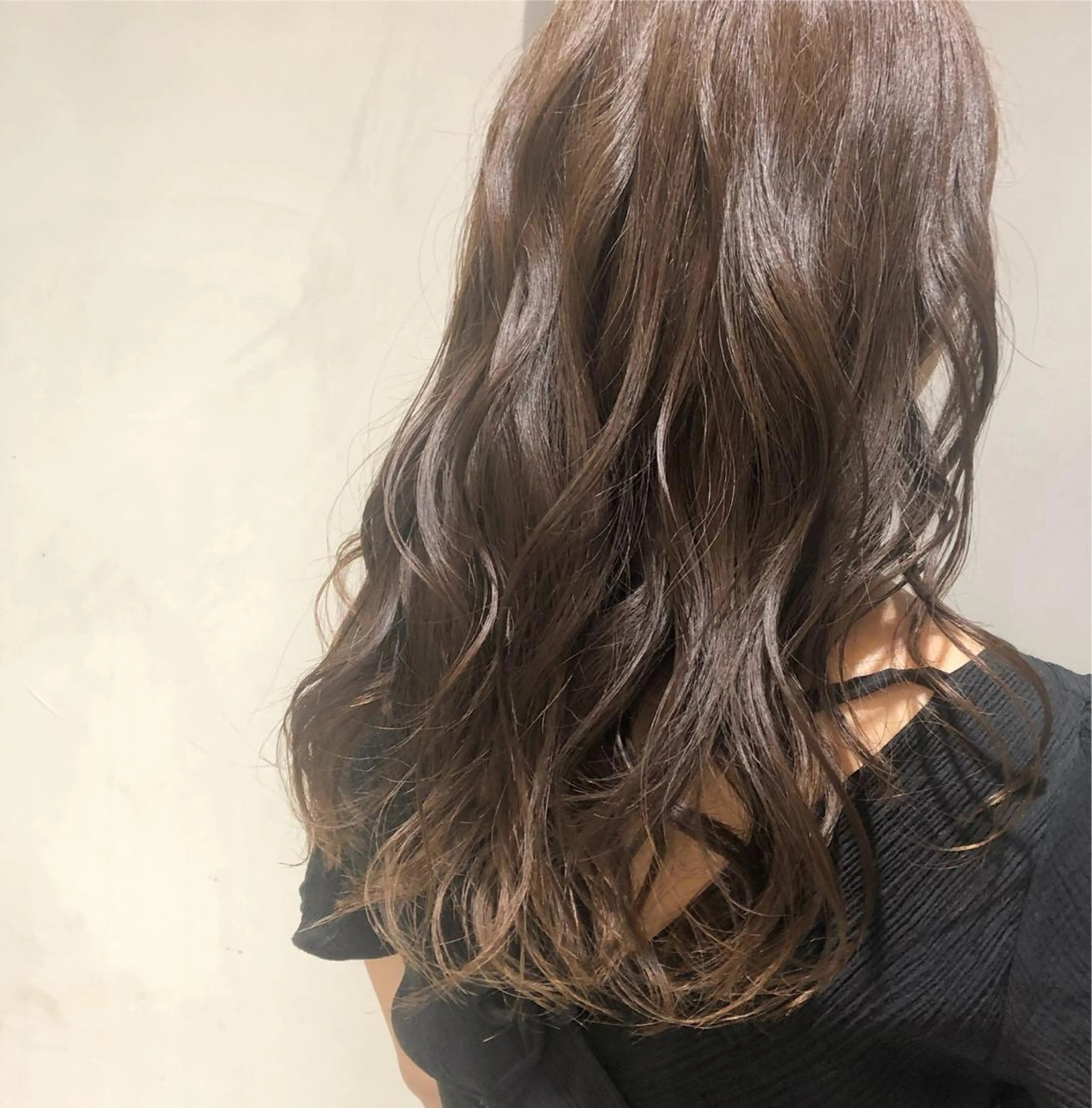 ミディアム アッシュ カジュアルを女っぽく 𝗮𝘆𝗮𝗰𝗼のヘアスタイル