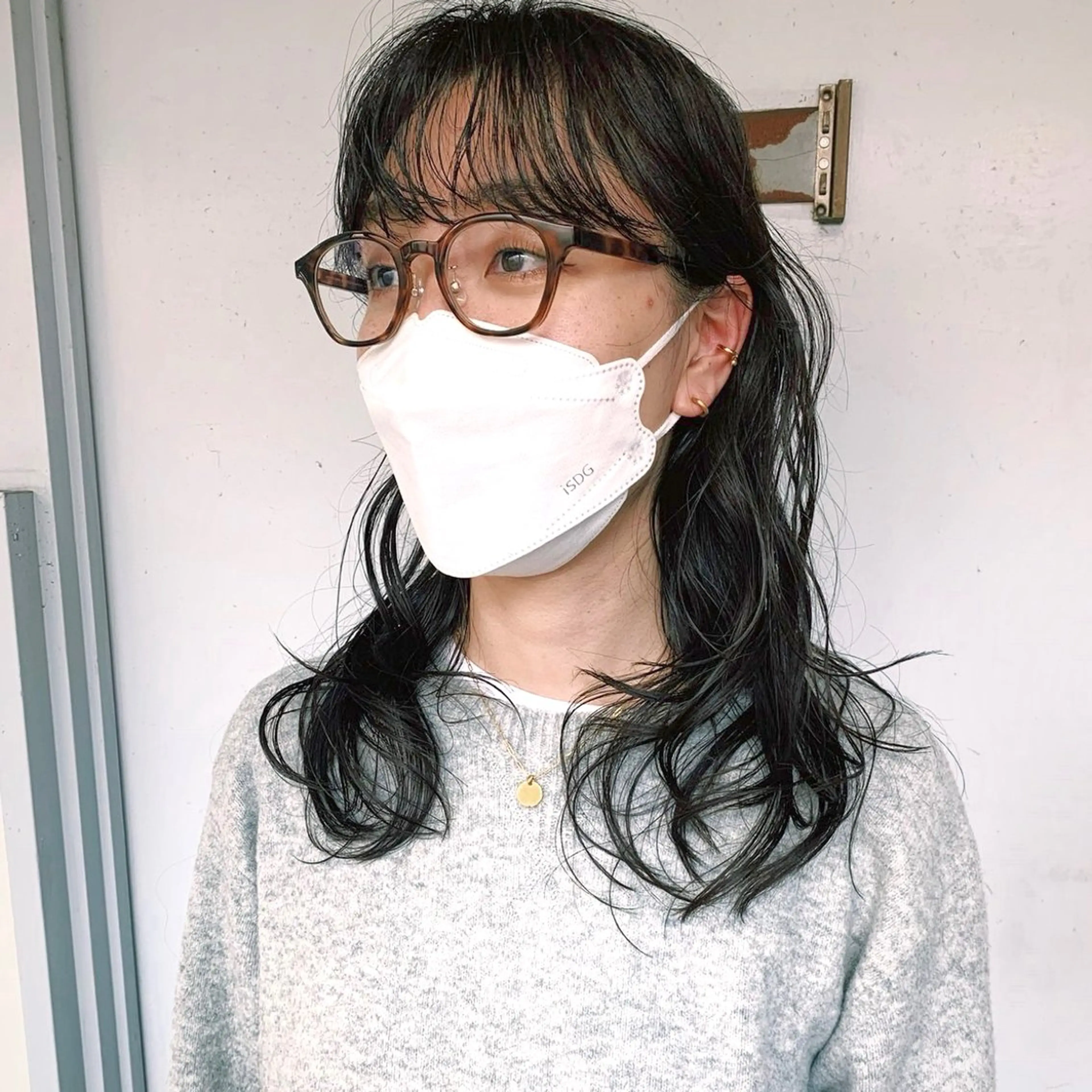 ロング カラー パーマ ベージュカラー 黒髪 ブルーカラー ブルーブラック ブラウンカラー カット ヘアカラー トリートメント ブリーチなし/ ベージュ/akiraのヘアスタイル