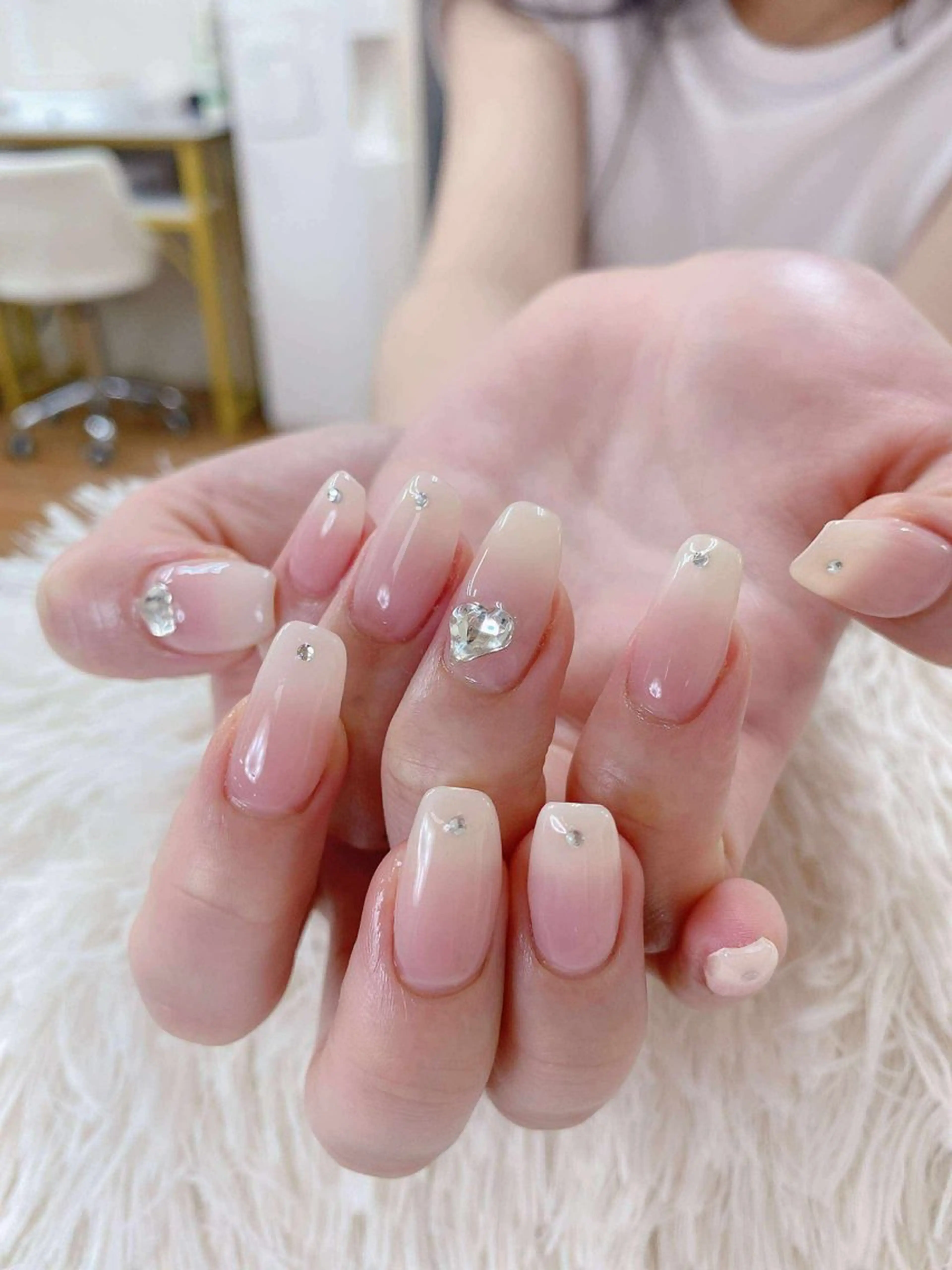 ネイル フレンチネイル ジェルネイル グラデーション キラキラネイル 韓国ネイル ハンドネイル ハンドケア Hara Nail 【パラジェル使用】のネイルデザイン