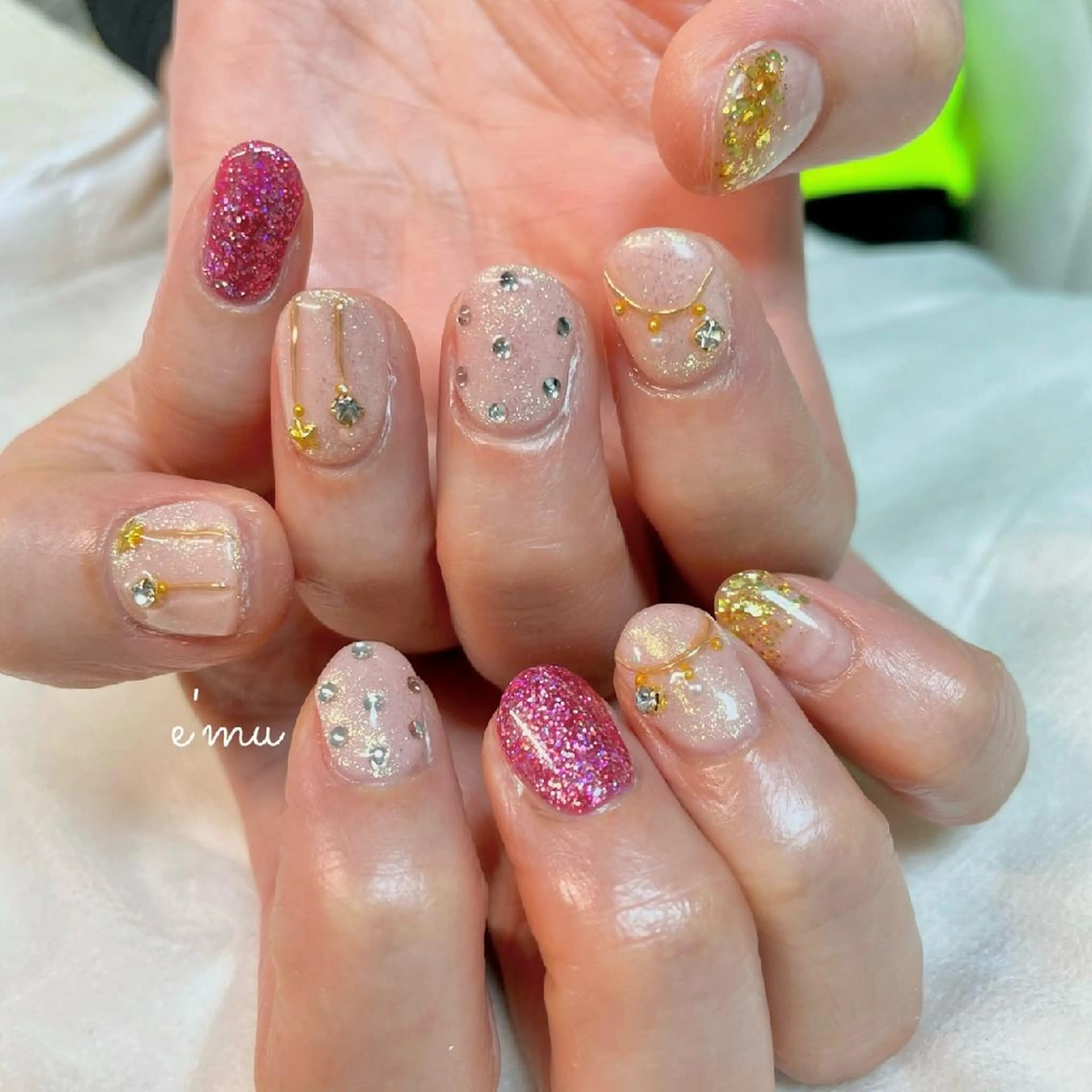 ネイル キラキラネイル ピンク 冬ネイル ハンドネイル nail salon e'mu💐のネイルデザイン