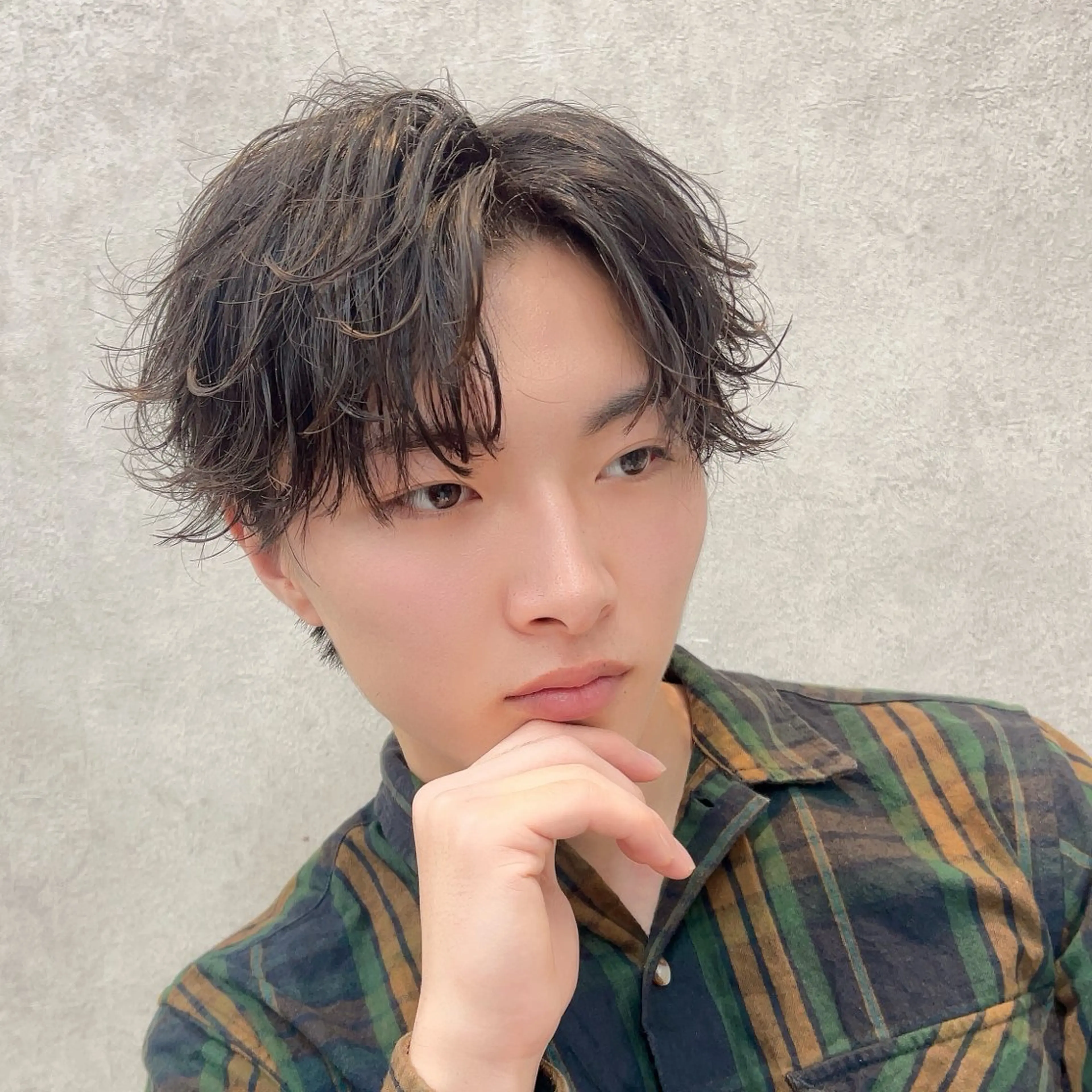 ミディアム パーマ メンズ ミディアムパーマ メンズパーマ フェザー/ゆるふわ パーマ/鐘ヶ江 航青のヘアスタイル