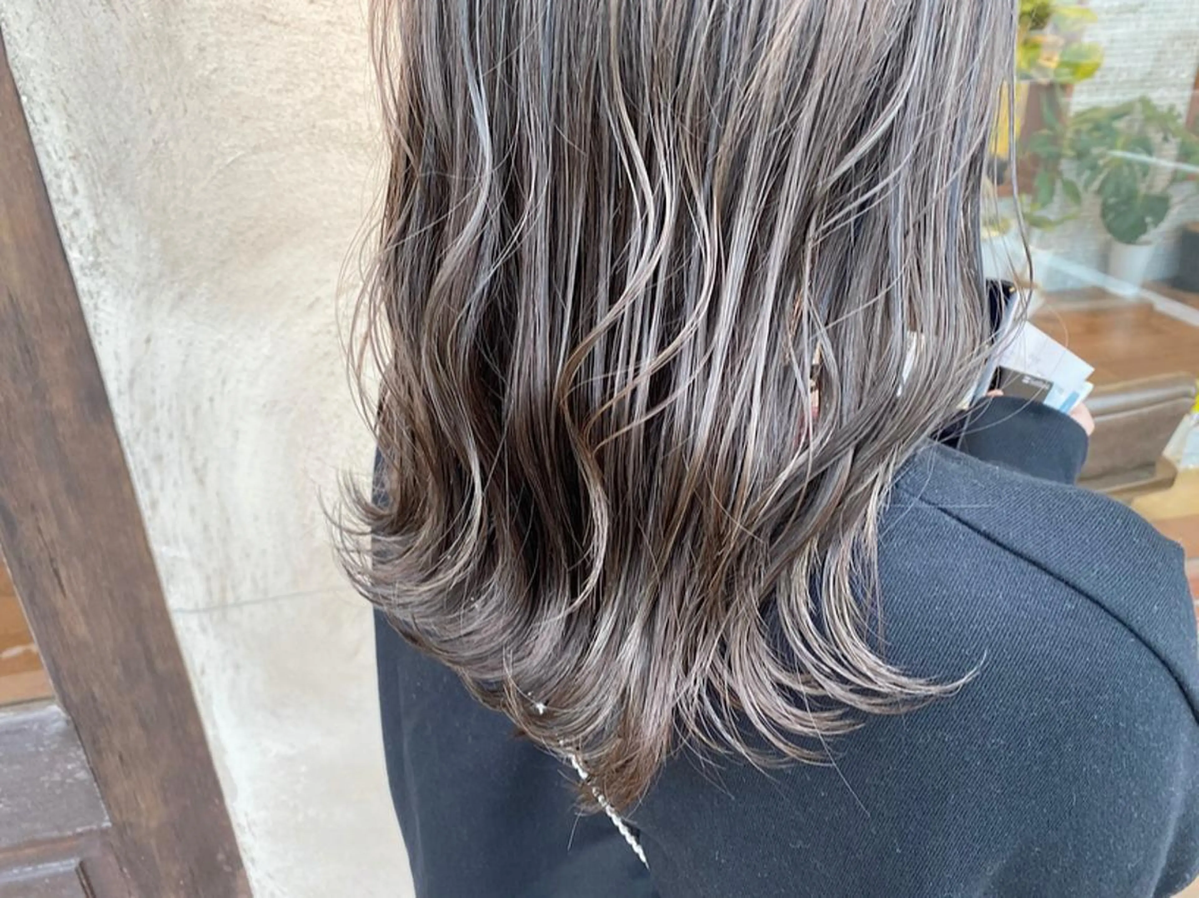 セミロング カラー 透明感カラー グレージュ ハイライトカラー カーキグレージュ ハイライト カット ヘアカラー トリートメント 鈴木 翔梧のヘアスタイル