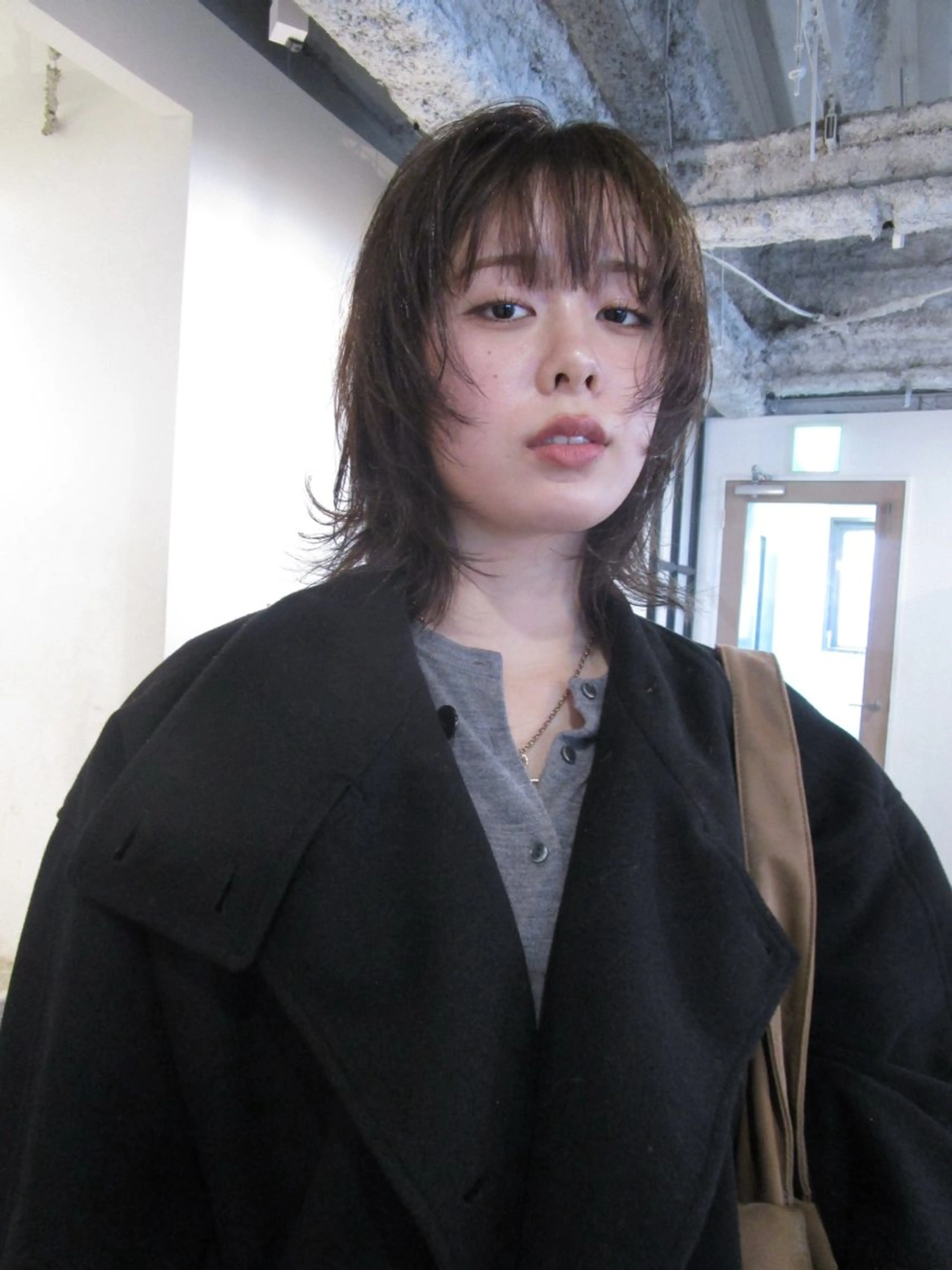 ミディアム カラー ベージュカラー 透明感カラー オリーブベージュ 顔周りカット レイヤーカット カット ヘアカラー yu maのヘアスタイル