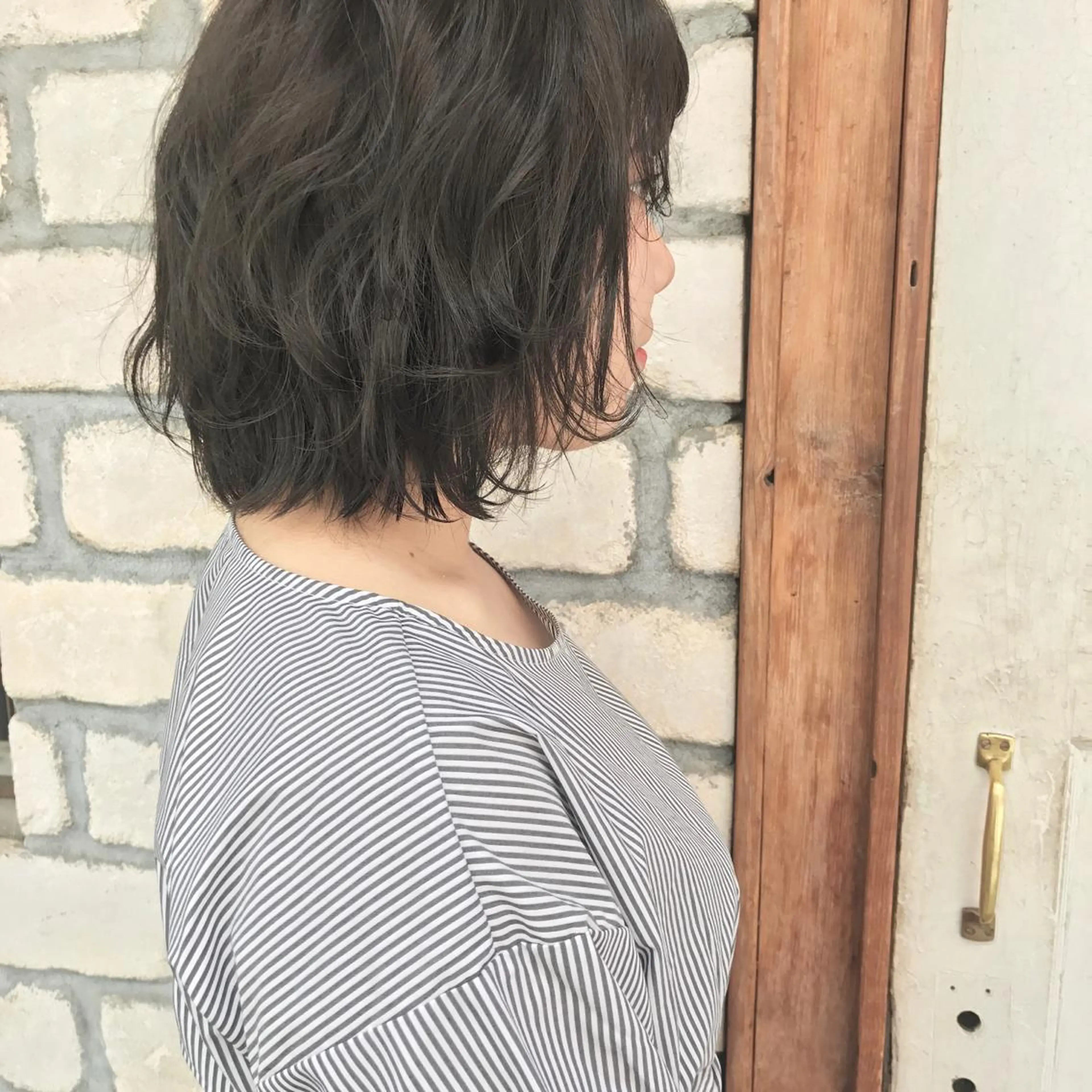ミディアム アッシュ 横山 莉奈のヘアスタイル