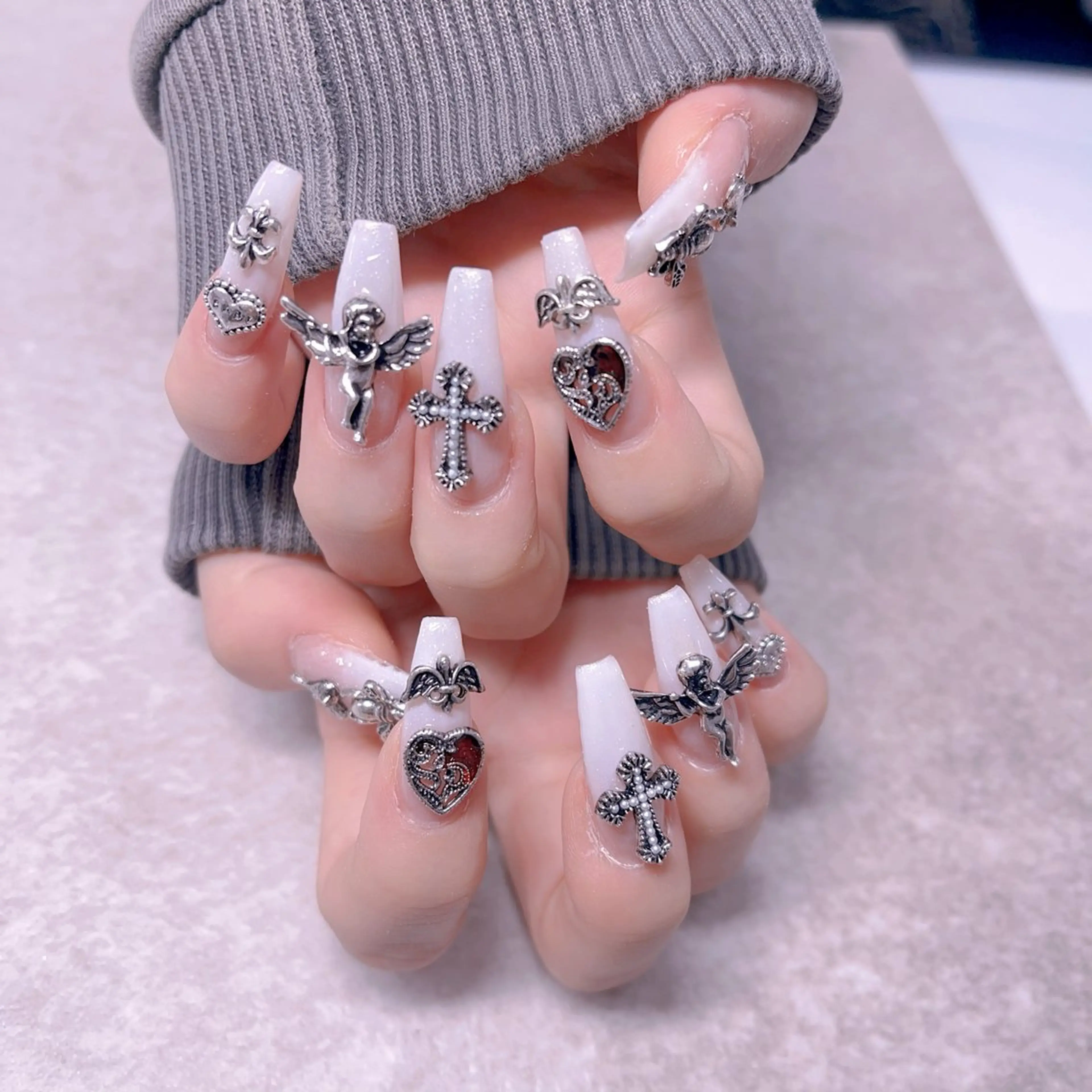 メンズ ネイル アートネイル フレンチネイル ジェルネイル キラキラネイル パラジェル ハンドネイル Bloom スカルプ専門店のネイルデザイン