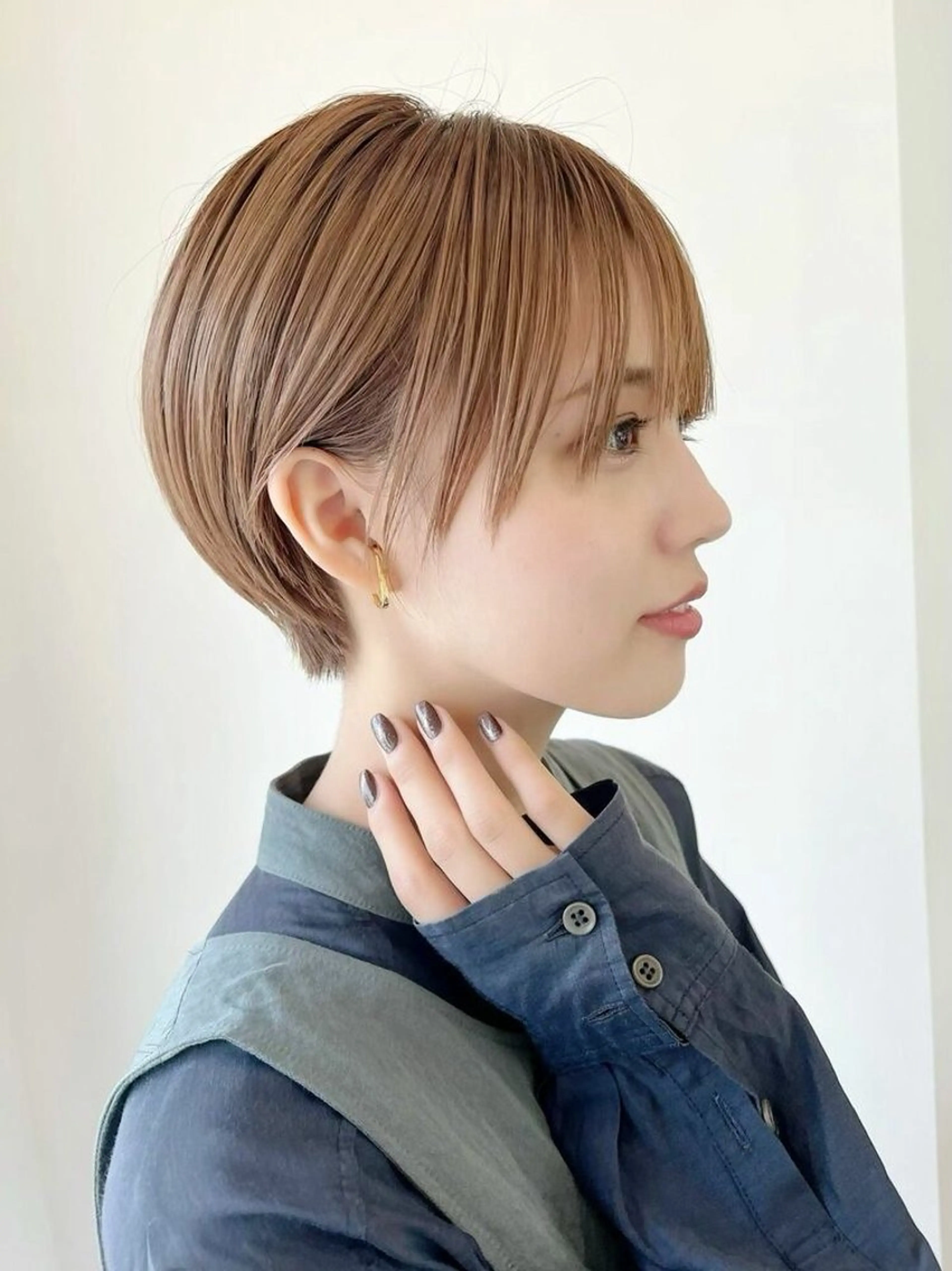 ショート 丸みショート ショートヘア サキ🤍ハイトーン 🩰くびれ巻きヘアのヘアスタイル