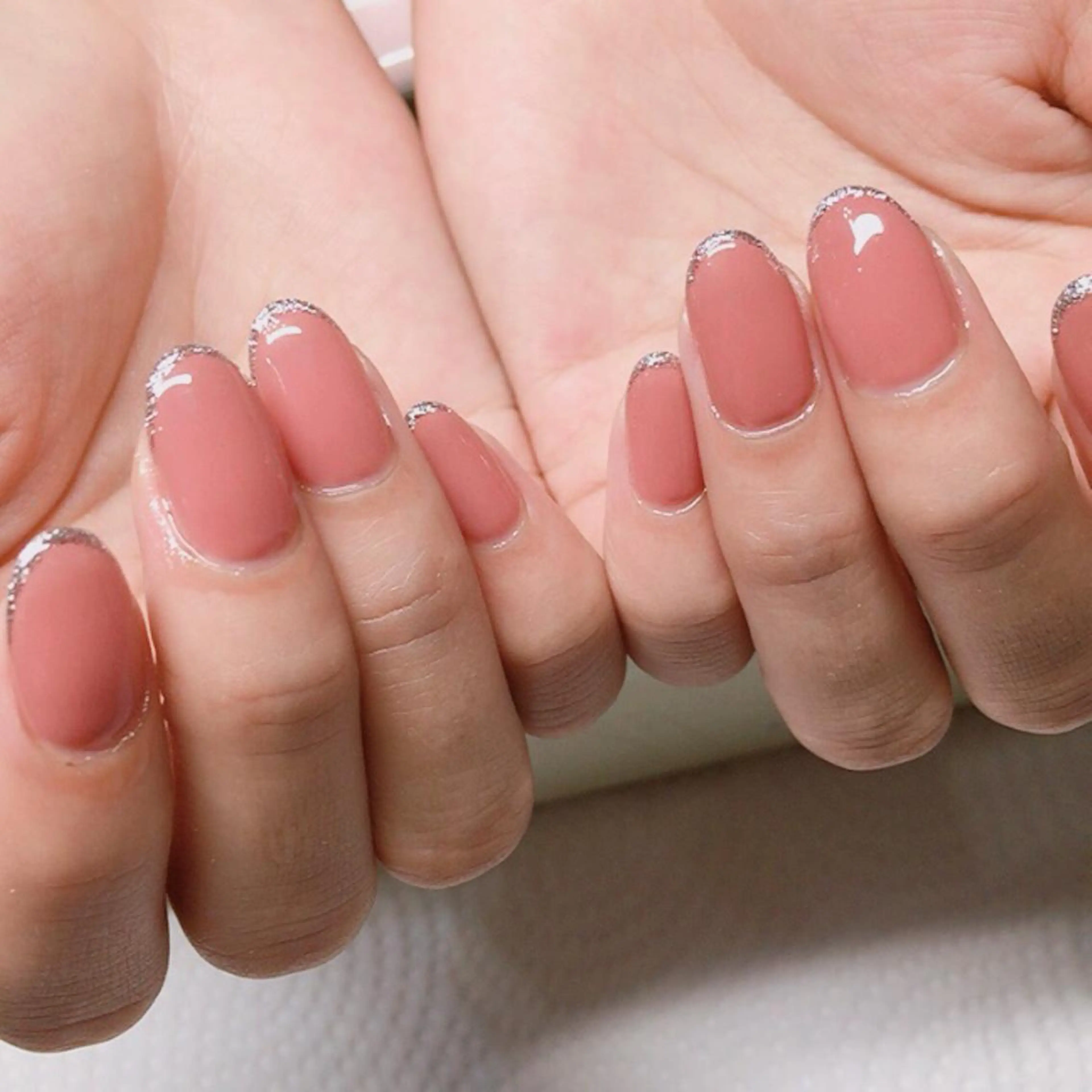 ネイル フレンチネイル ラメ(グリッター) シルバー ガールネイルサロン所属・ガール ネイルサロンのネイルデザイン