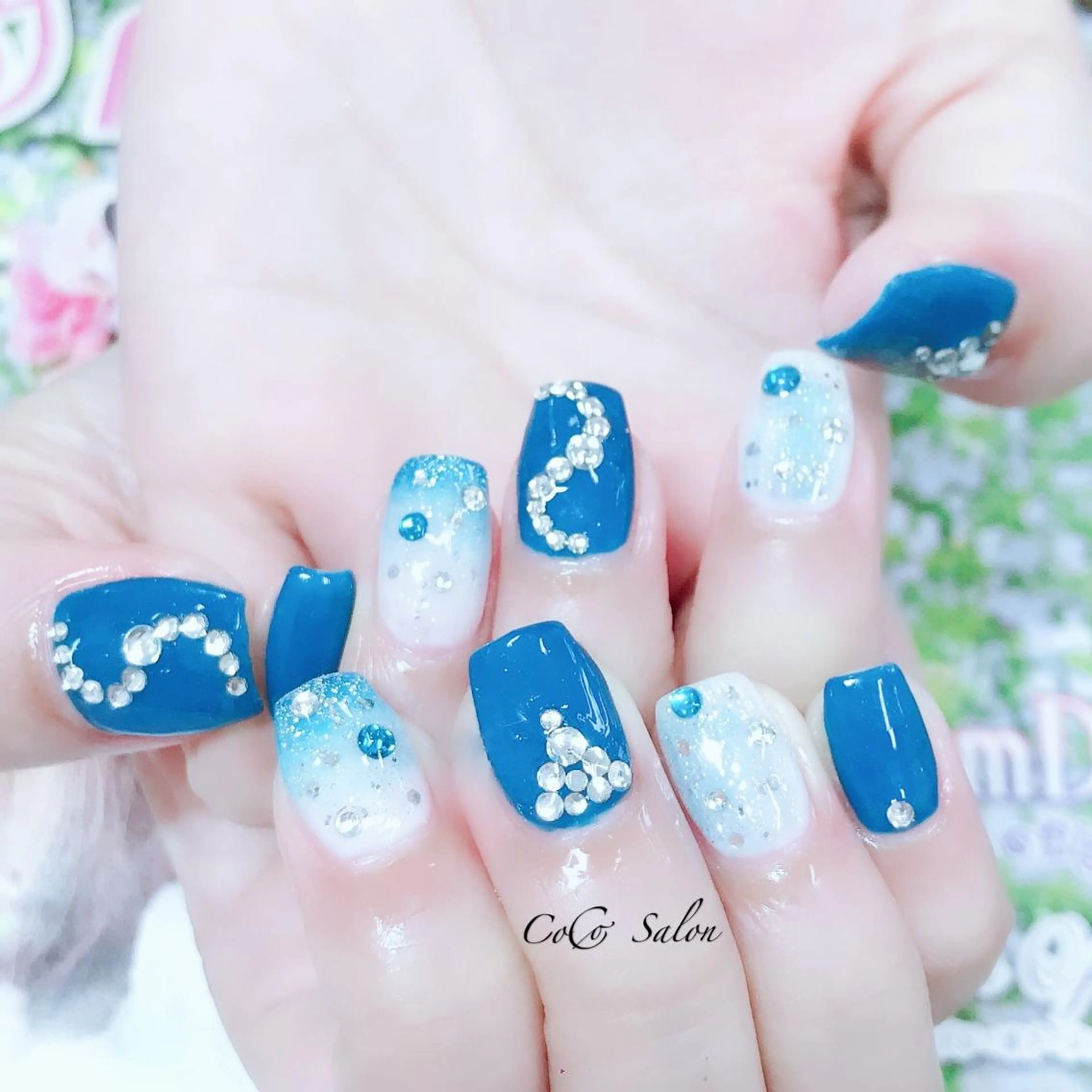 ネイル ブルー グラデーション キラキラネイル ニュアンスネイル CoCoSalon ネイル/まつ毛予約のネイルデザイン
