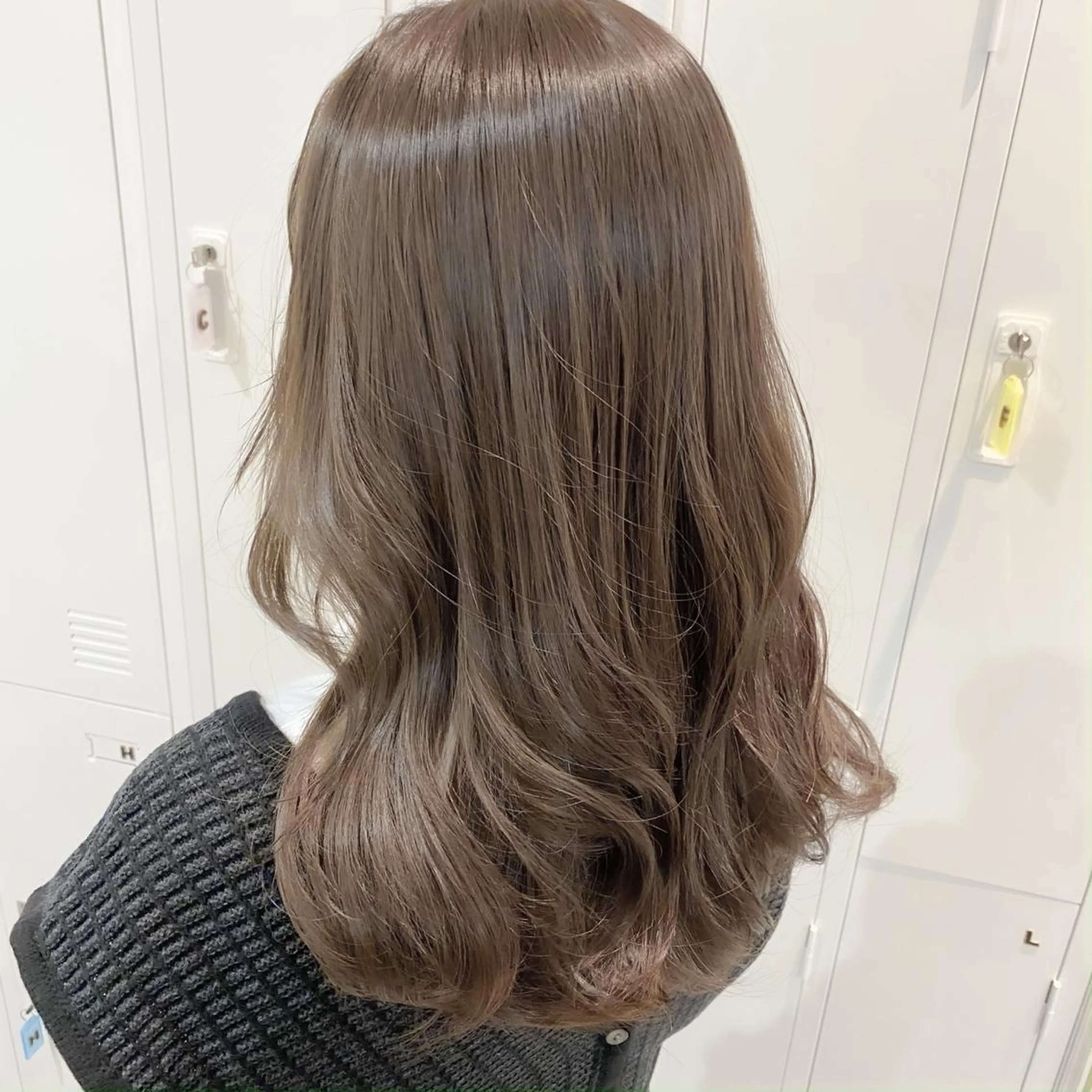 セミロング ブリーチなしカラー/ 顔周りレイヤーカットのヘアスタイル