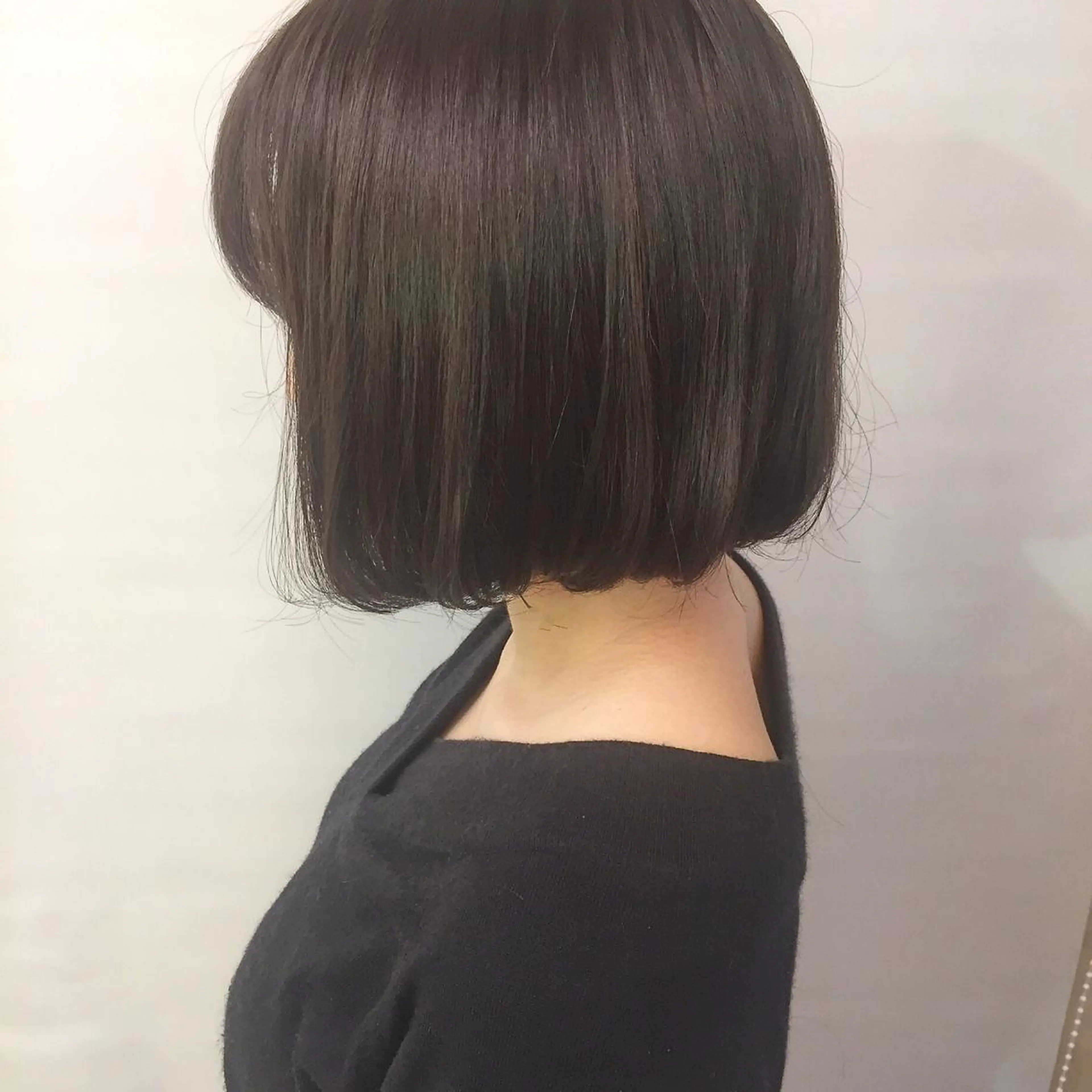 ショート カラー ワンレンボブ グレージュ ハイライトカラー ボブ ハイライト カット ヘアカラー トリートメント 齋藤 咲のヘアスタイル