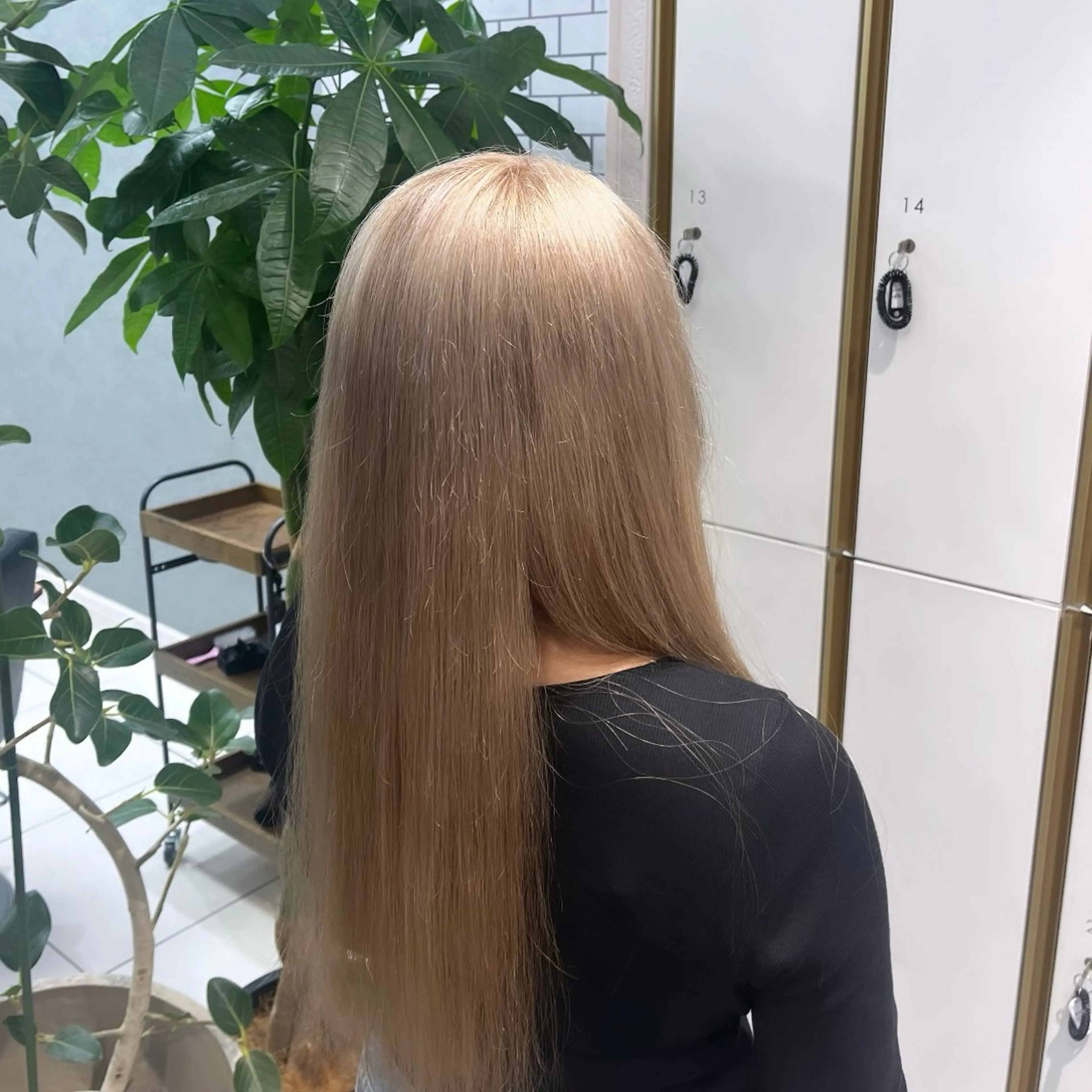 ロング カラー ベージュカラー ブリーチ ハイトーンカラー ホワイトベージュ トリートメント 透明感カラー/ レイヤーカット/麻咲のヘアスタイル