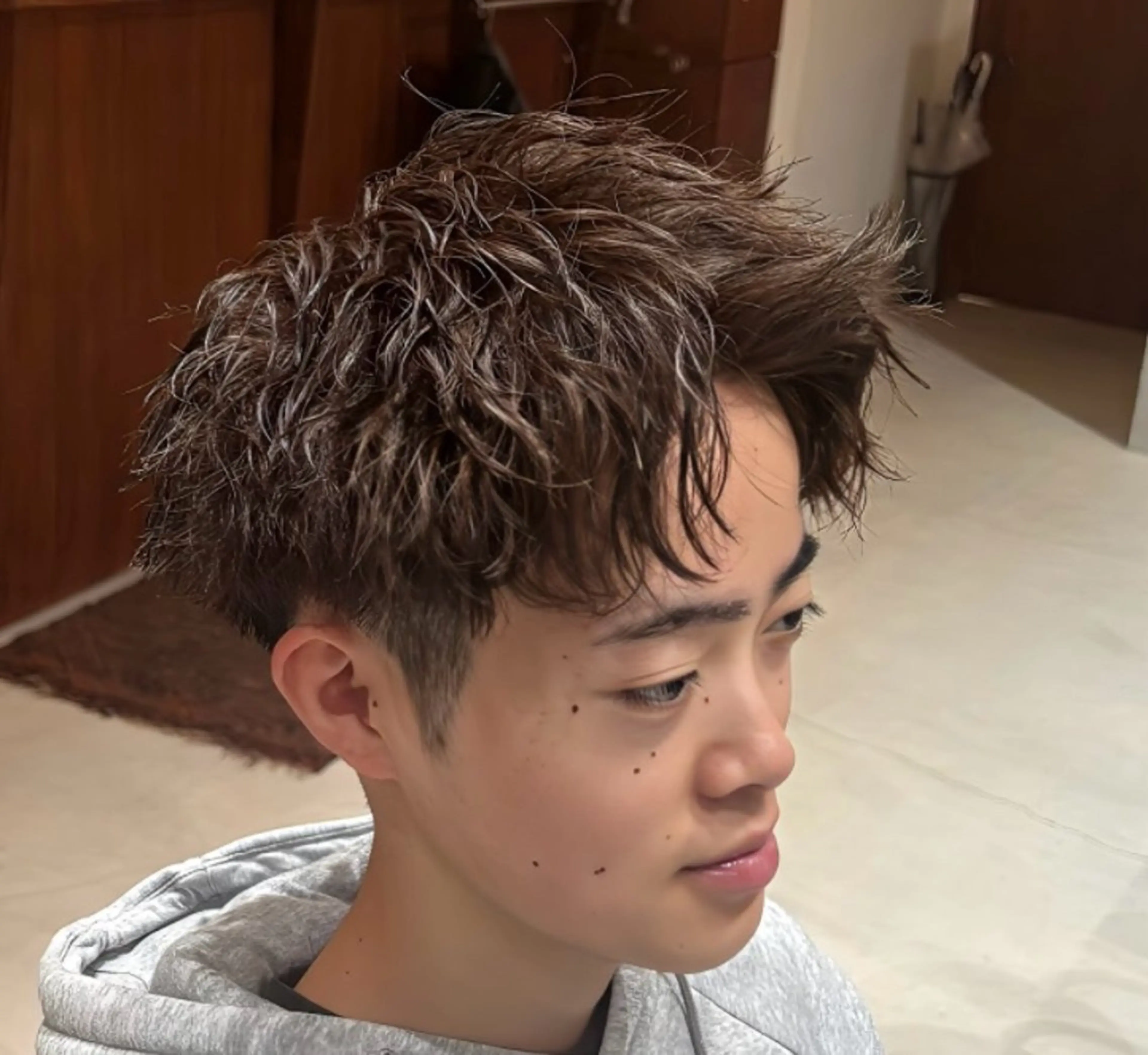 ショート カラー 黒髪 ブリーチ ブラウンカラー ブリーチなしカラー mio”LIBER所属・石本 凌大のヘアスタイル