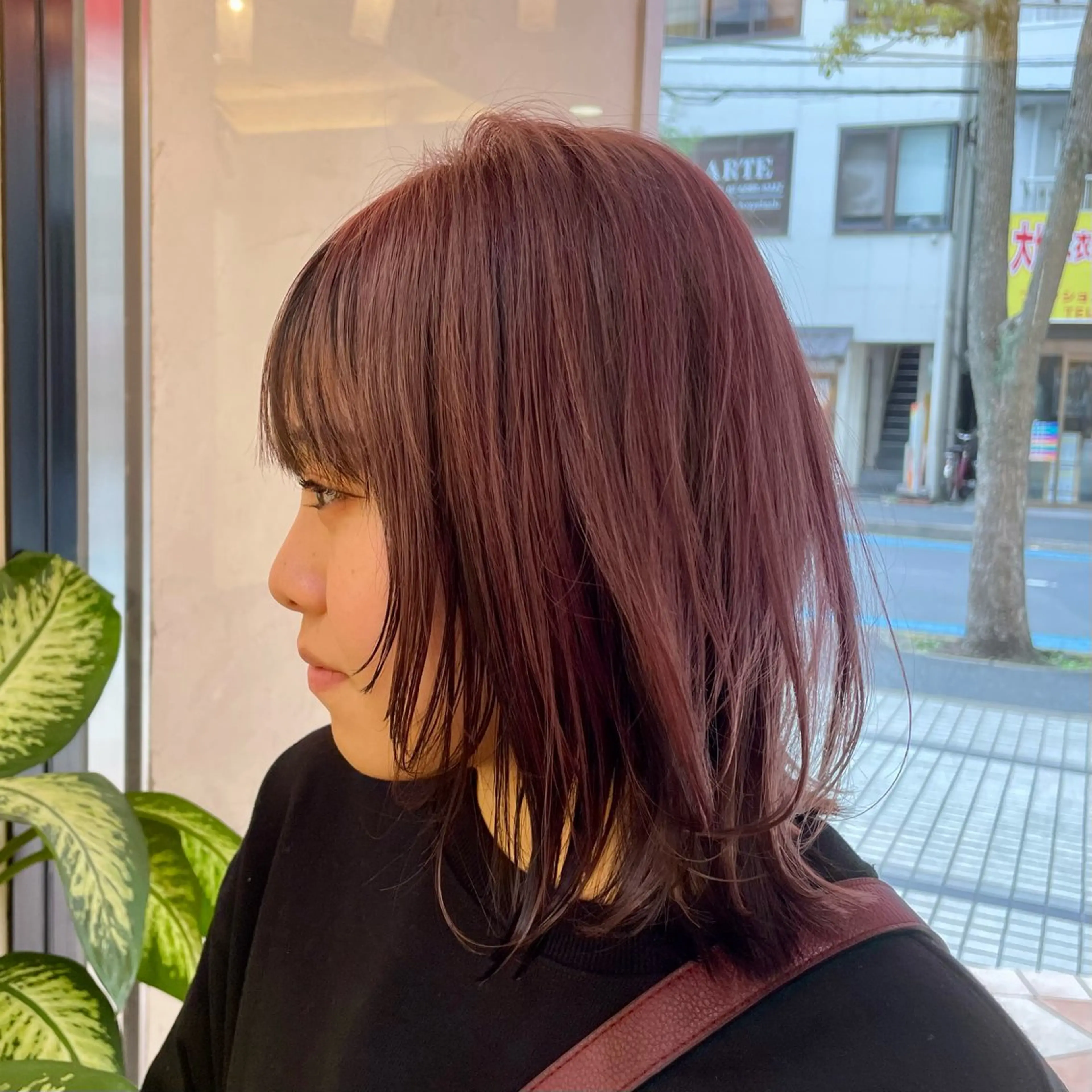 ミディアム カラー ブリーチ ピンクカラー 顔周りカット レイヤーカット 小顔カット 丸山 愛唯のヘアスタイル