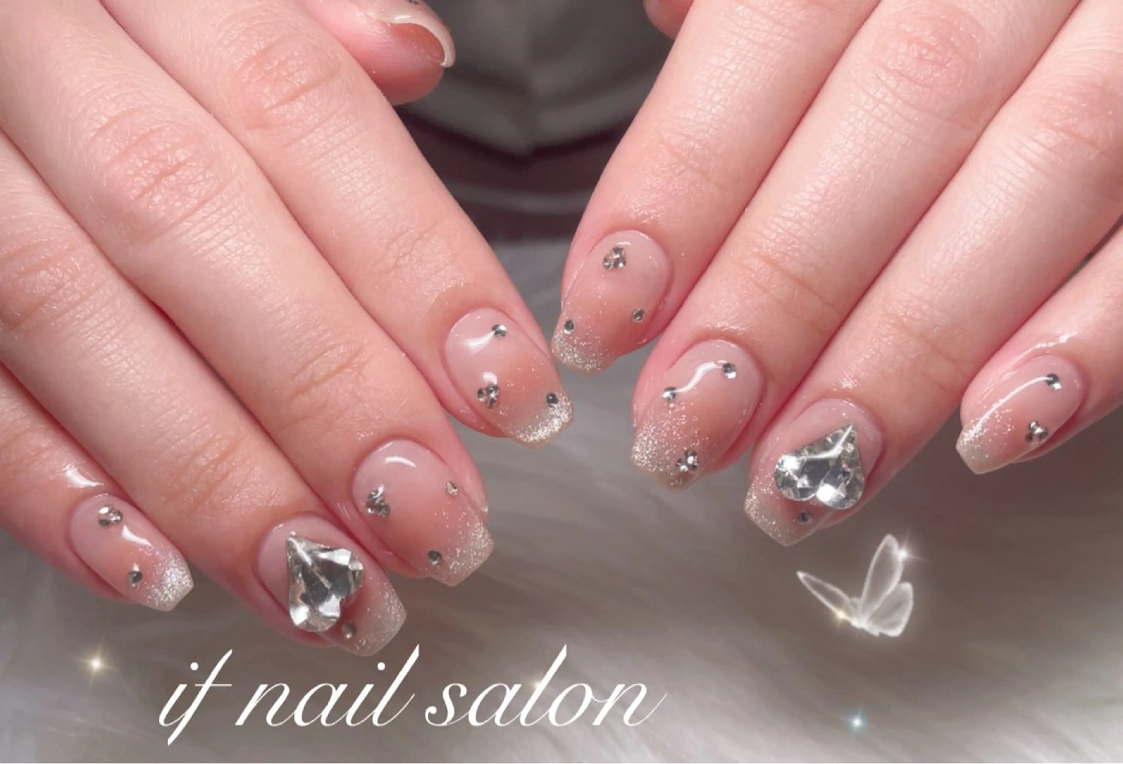 シーズ自慢デザイン　ワンホンチーク+マグネットフレンチネイルの写真