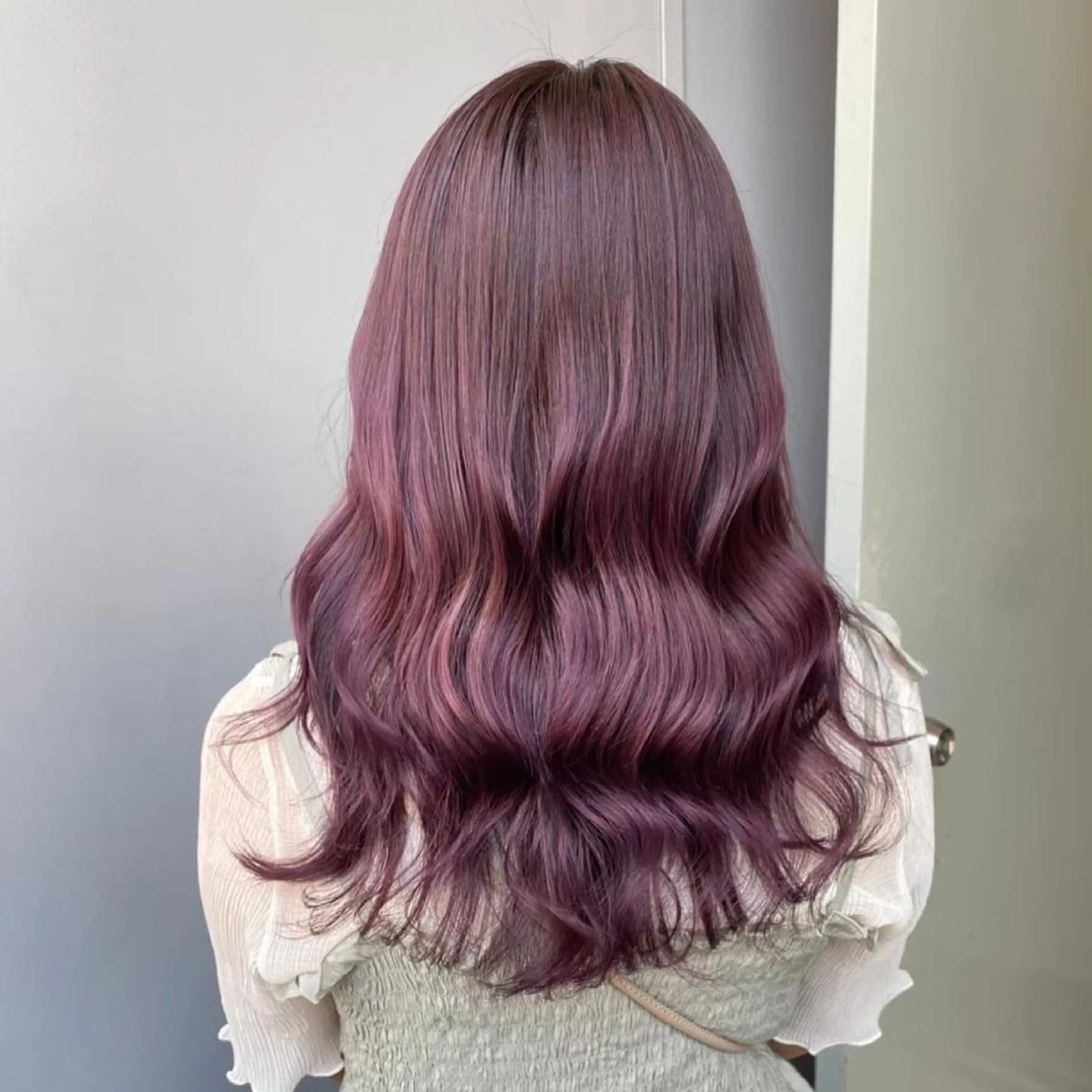 セミロング 寒色＆ブリーチ特化 寒色MiOのヘアスタイル