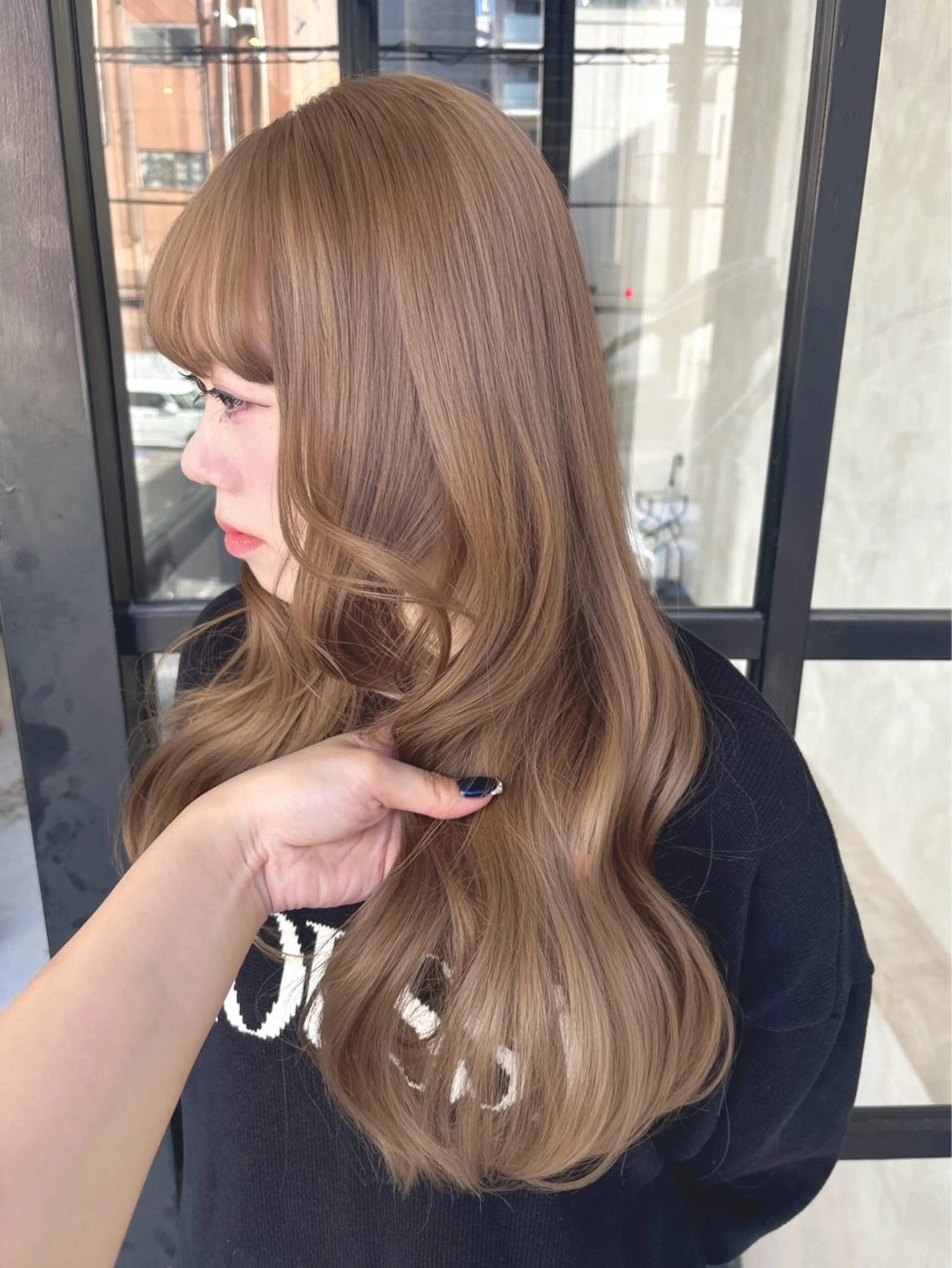 ロング カラー ベージュカラー ミルクティーベージュ レイヤーカット カット ヘアカラー トリートメント 佐伯 鼓乃美のヘアスタイル