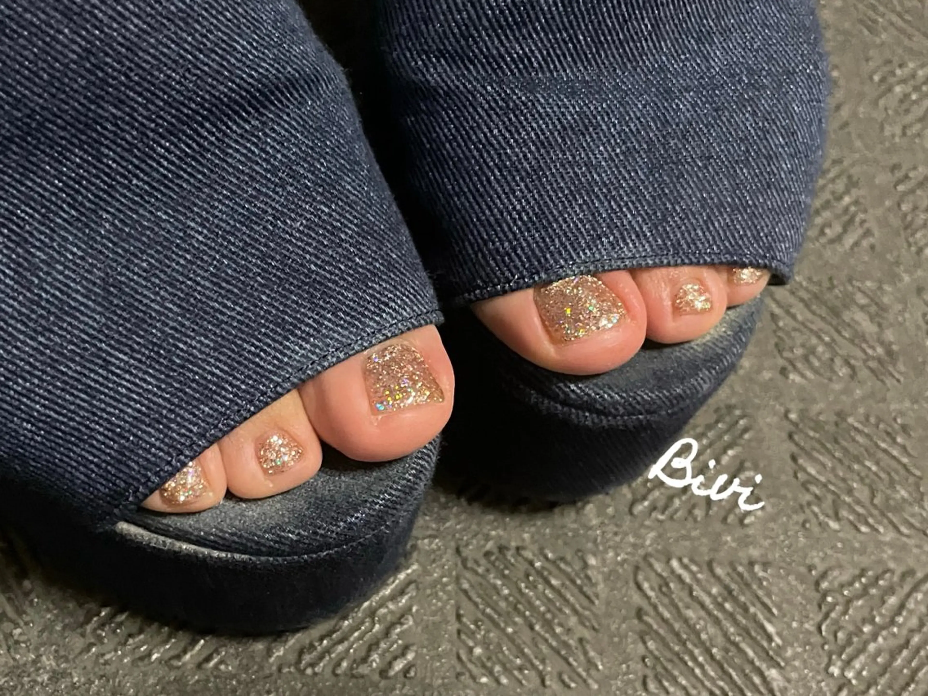 ネイル アートネイル フラッシュネイル フットネイル ラメ(グリッター) シルバー フットネイル ♡Bivi♡自爪に 優しいネイルサロンのネイルデザイン