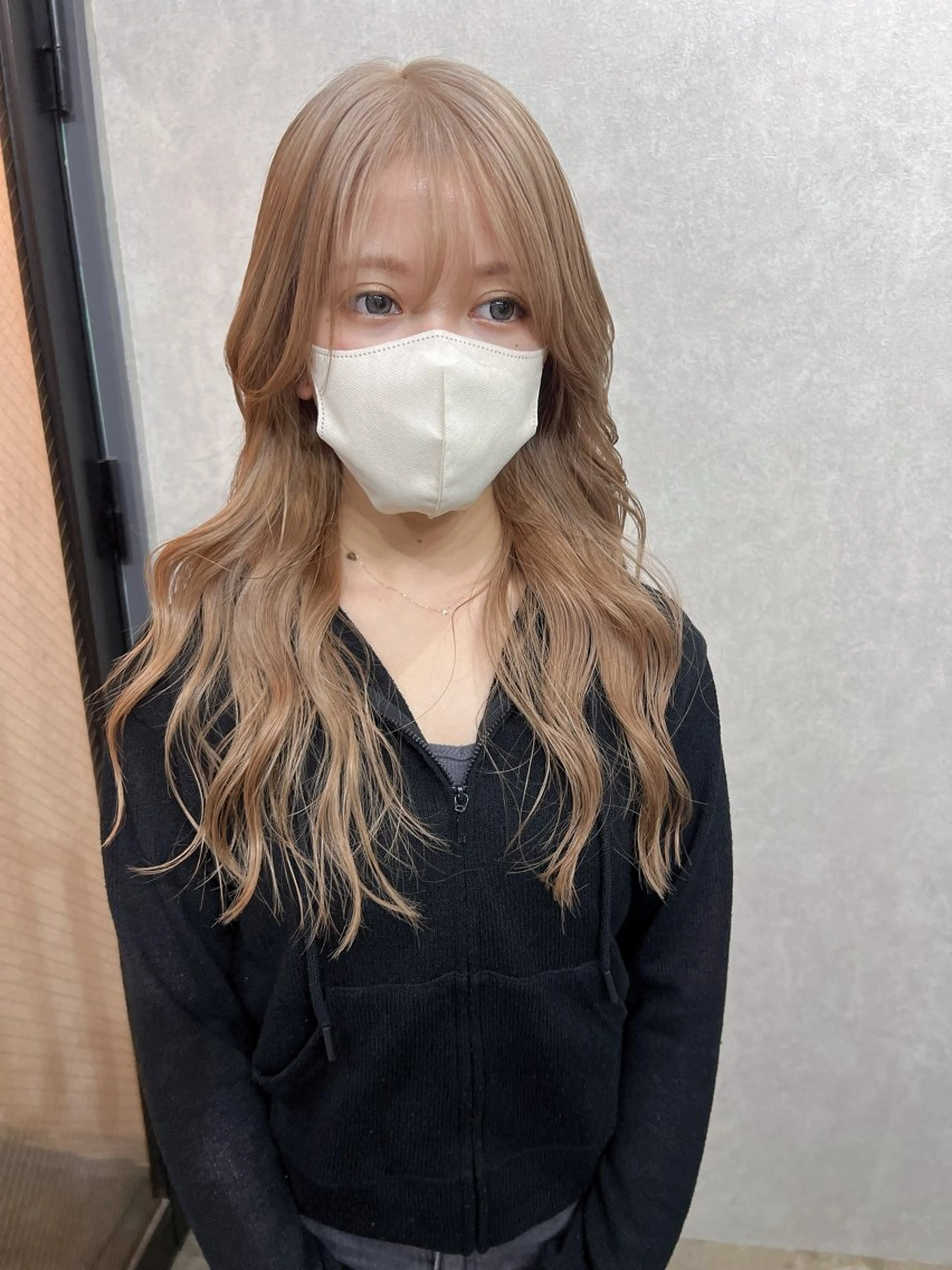 セミロング カラー セミロングパーマ ベージュカラー ブリーチ ケアブリーチ ハイトーンカラー カット ヘアカラー YUI ハイトーンカラーのヘアスタイル