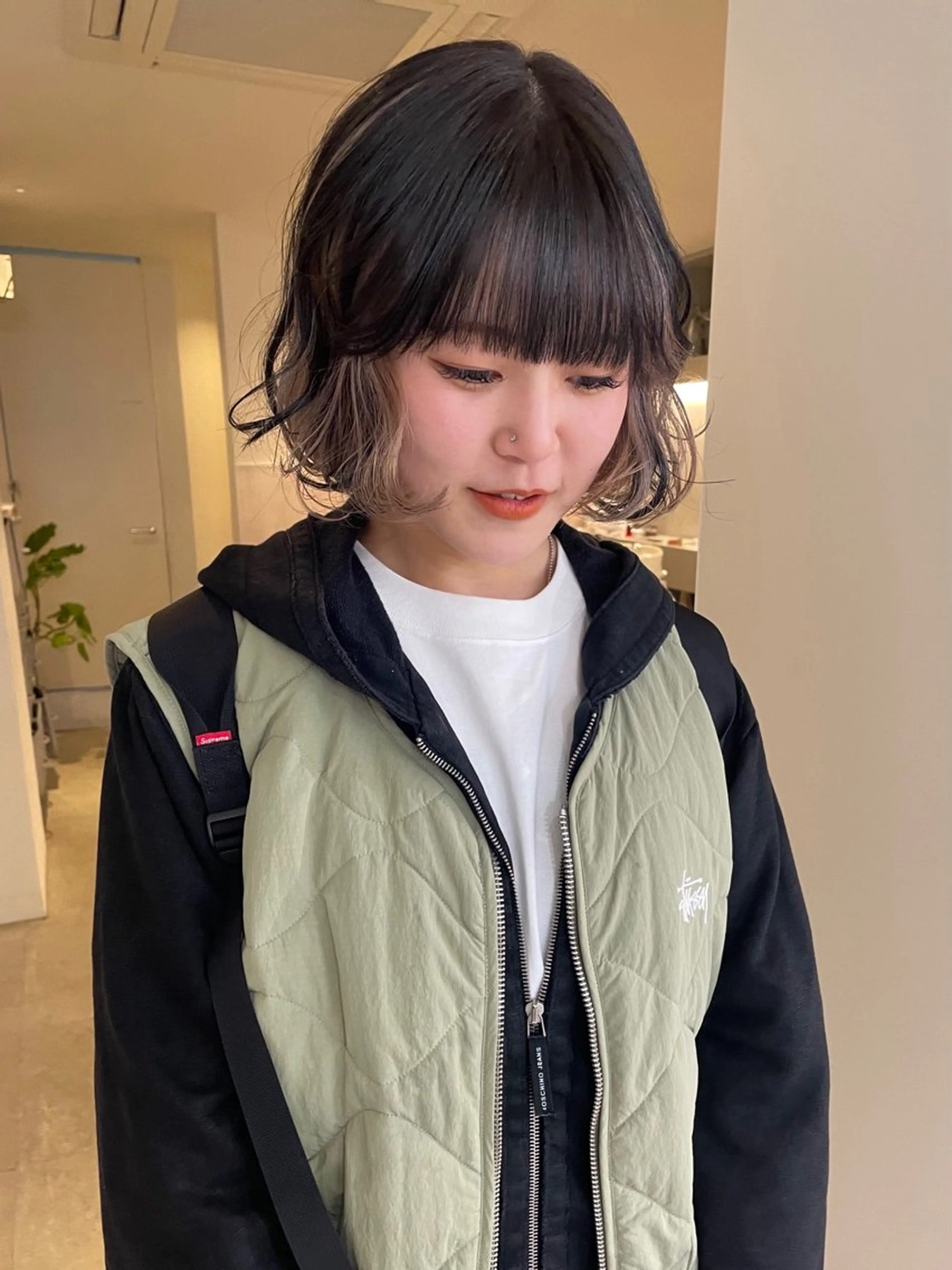 ミディアム カラー 切りっぱなしボブ ボブレイヤー 黒髪 ブリーチ ケアブリーチ カット ヘアカラー トリートメント MIU/ルーツカラー 顔まわりレイヤーのヘアスタイル