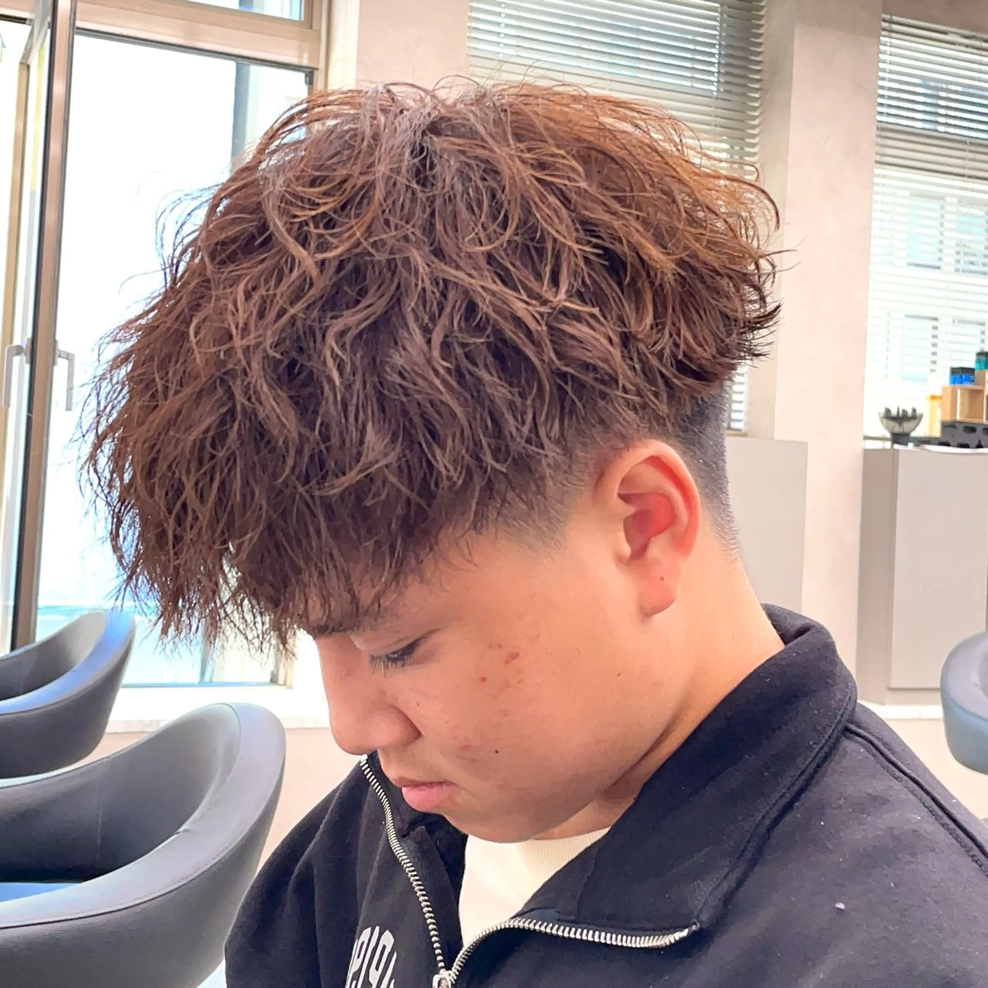 ショート パーマ ヘアアレンジ メンズ メンズパーマ 顔まわりカット の達人のヘアスタイル