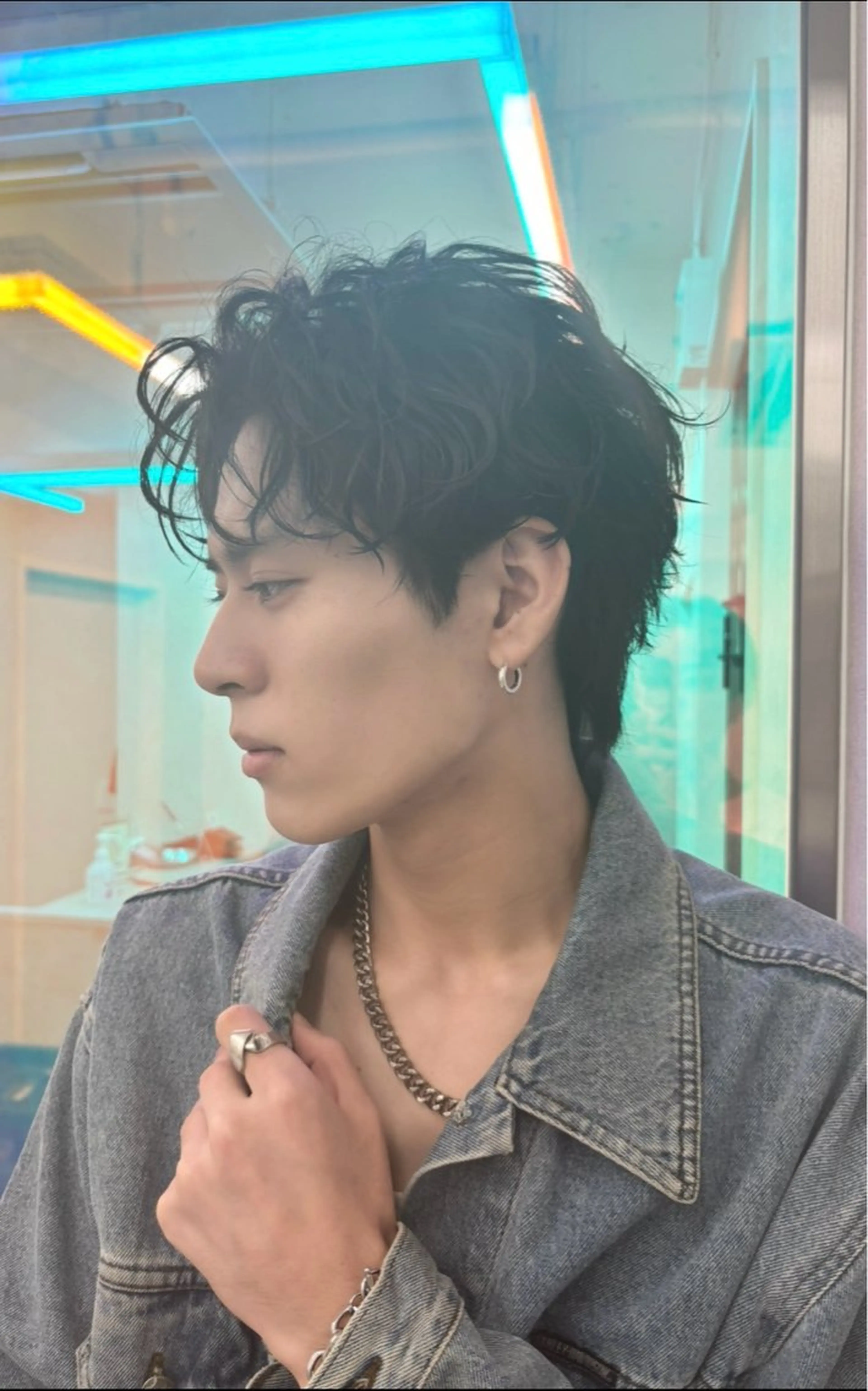 ショート パーマ ヘアアレンジ メンズ センターパート 岩井 虎大郎のヘアスタイル