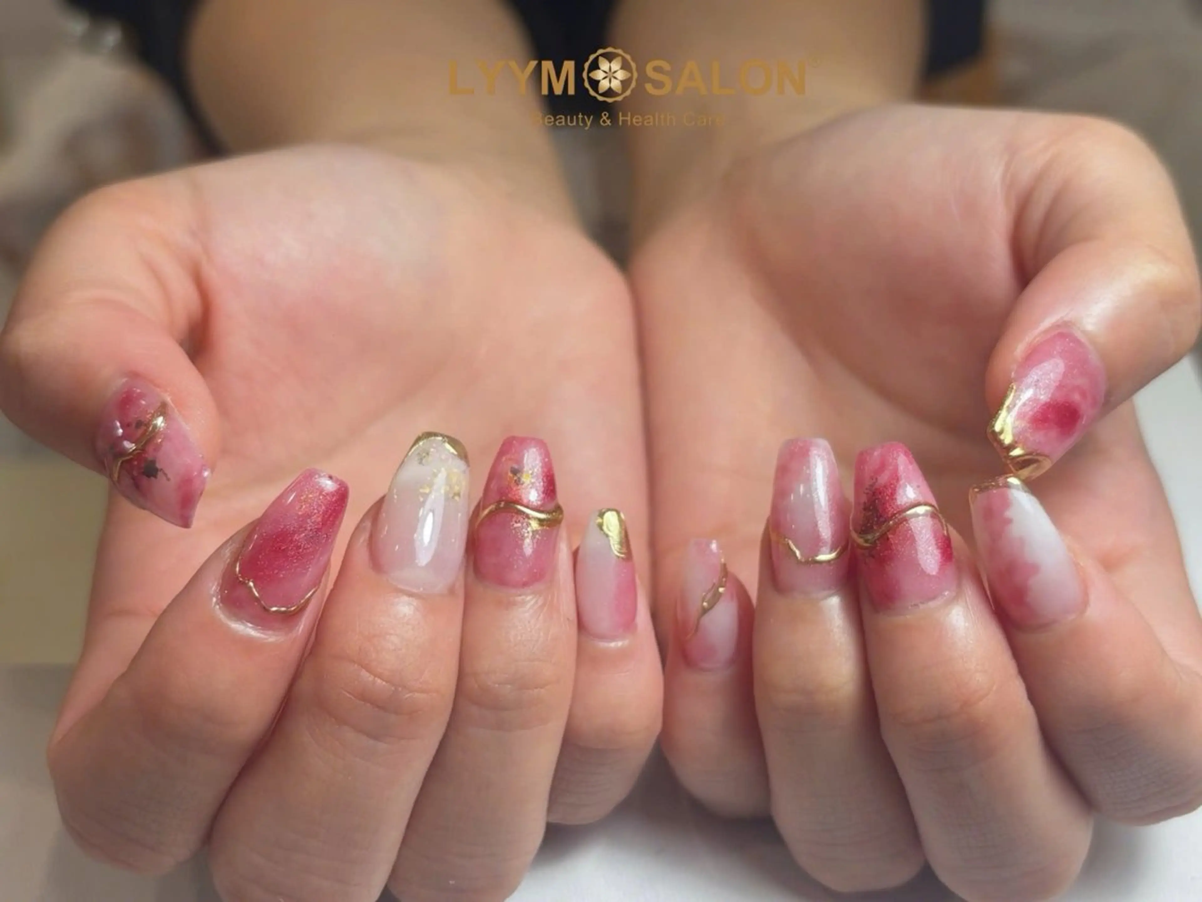 ネイル ゴールド 韓国ネイル ニュアンスネイル 赤色 ハンドネイル LYYM Salonのネイルデザイン