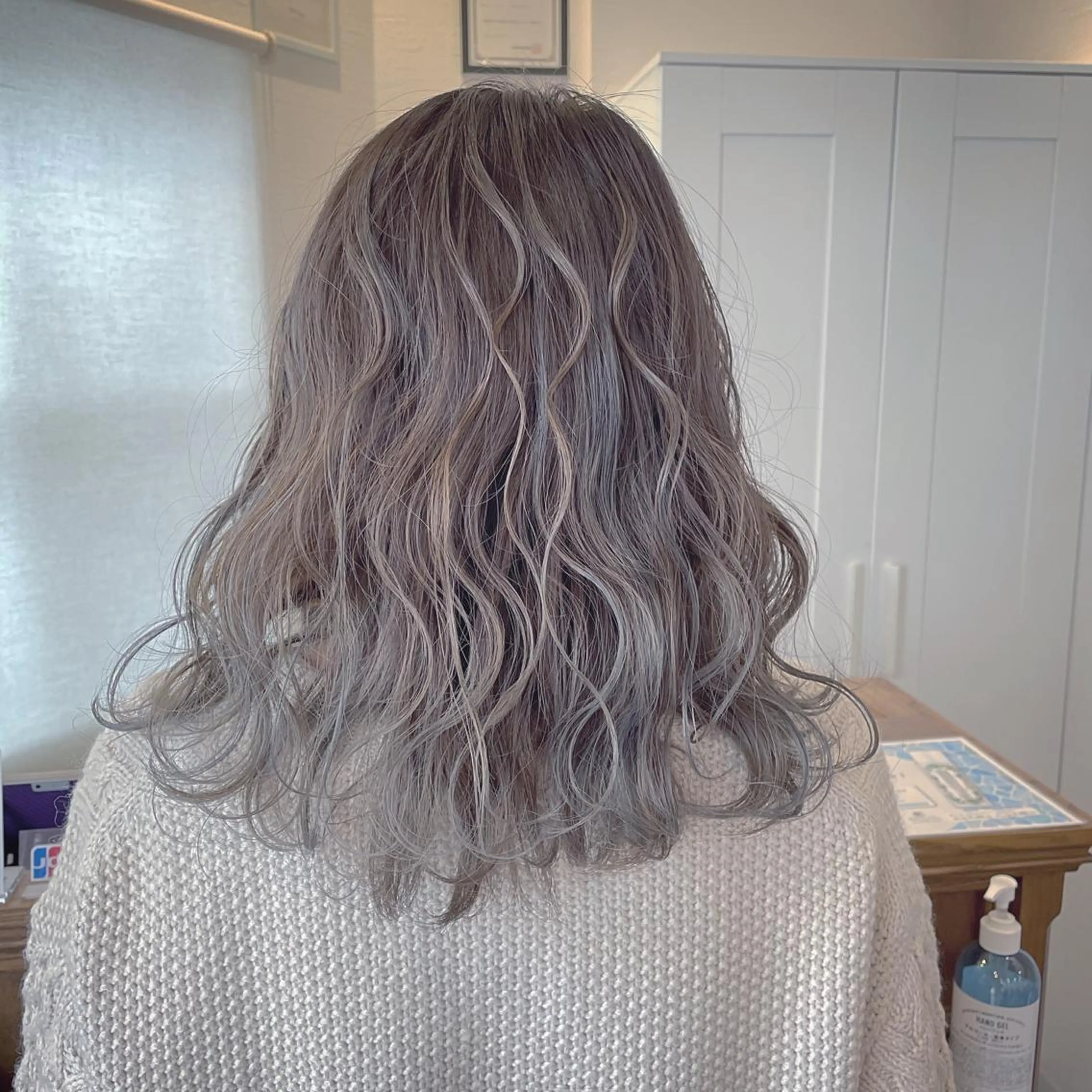 ミディアム カラー ハイライトカラー シルバー ハイライト 皆巳 達郎のヘアスタイル