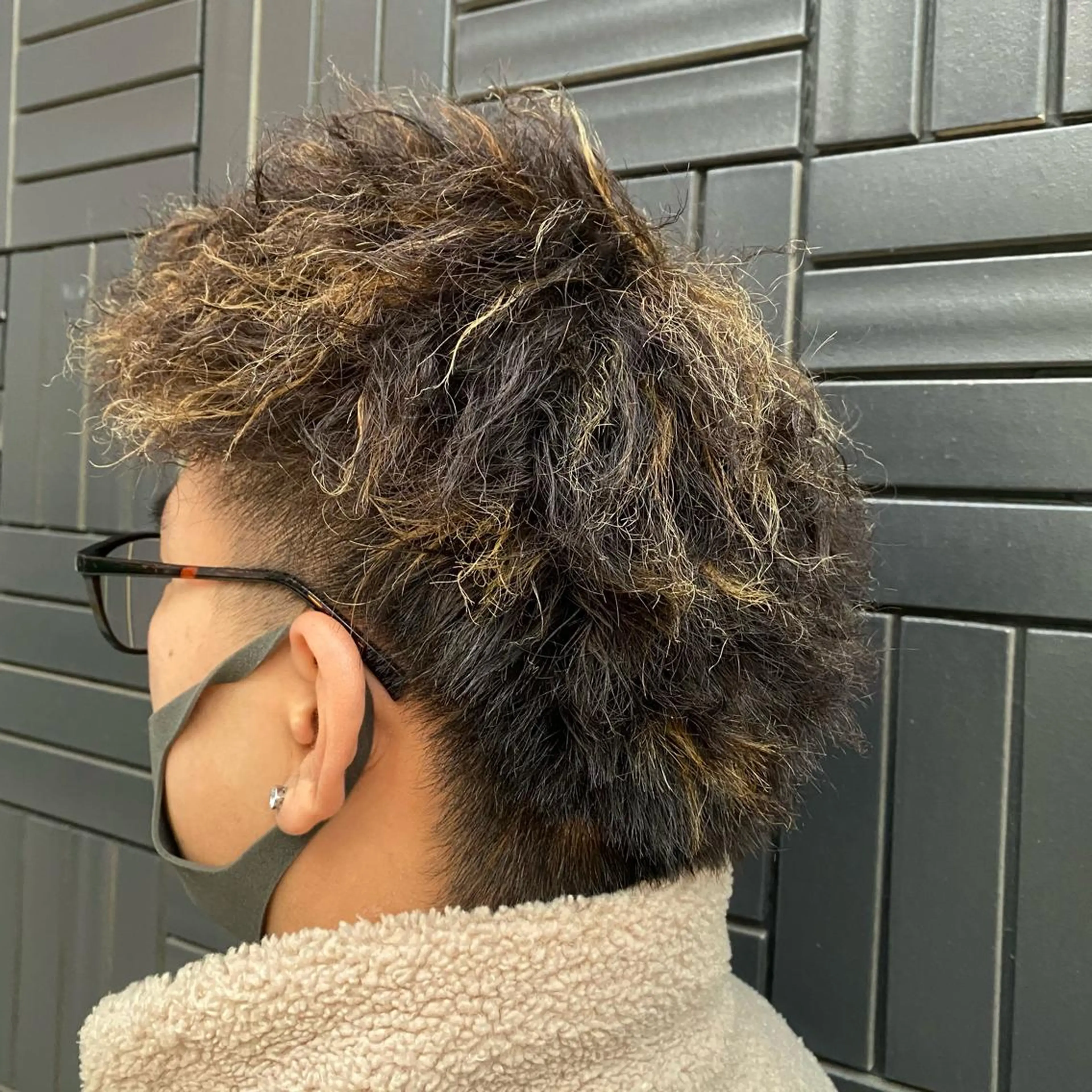 カラー パーマ メンズ カット ヘアカラー スパイラル波巻き パーマ井本汰壱のヘアスタイル