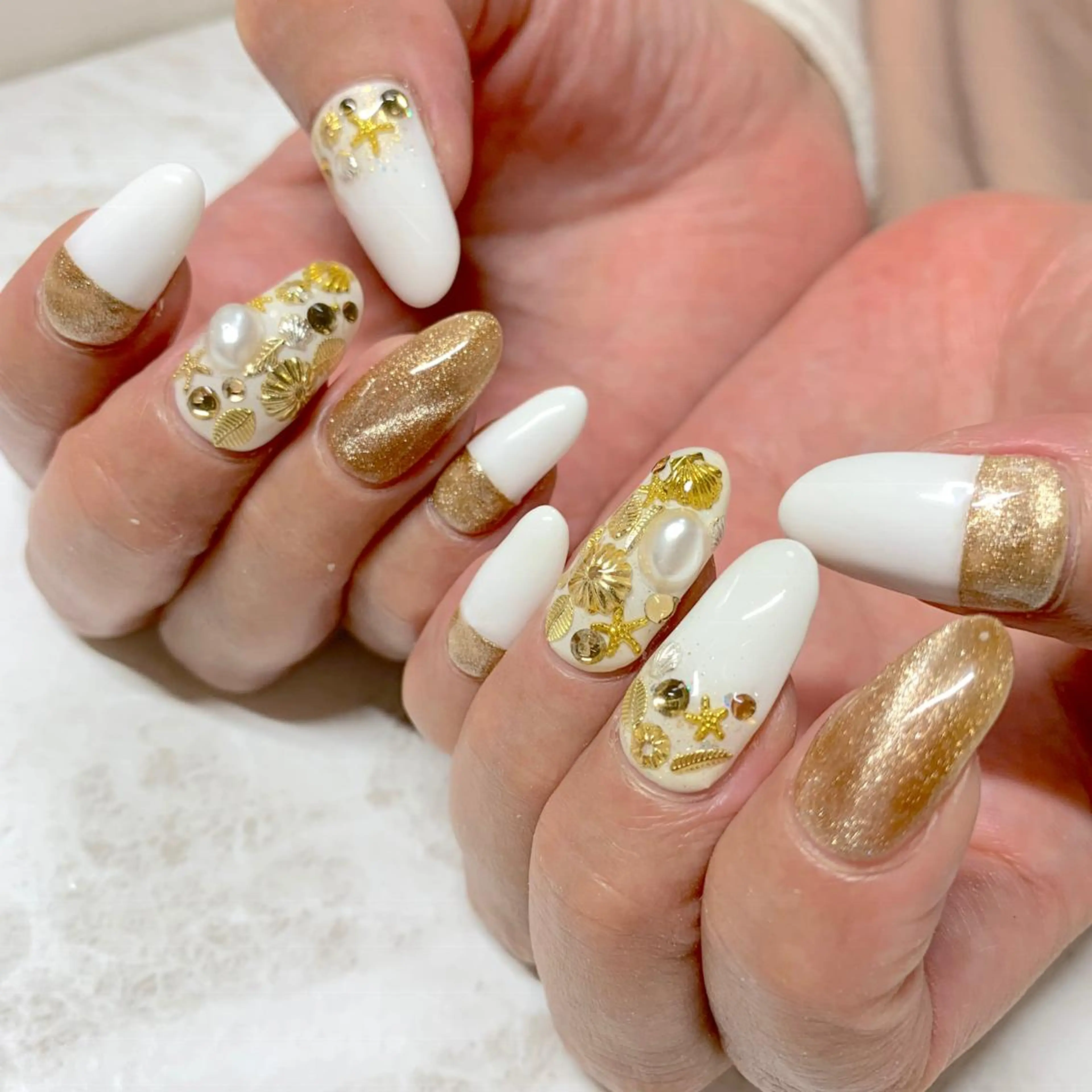 ネイル ゴールド マグネットネイル ワンカラーネイル ホワイト ハンドネイル ハンドケア LULU LIMAのネイルデザイン