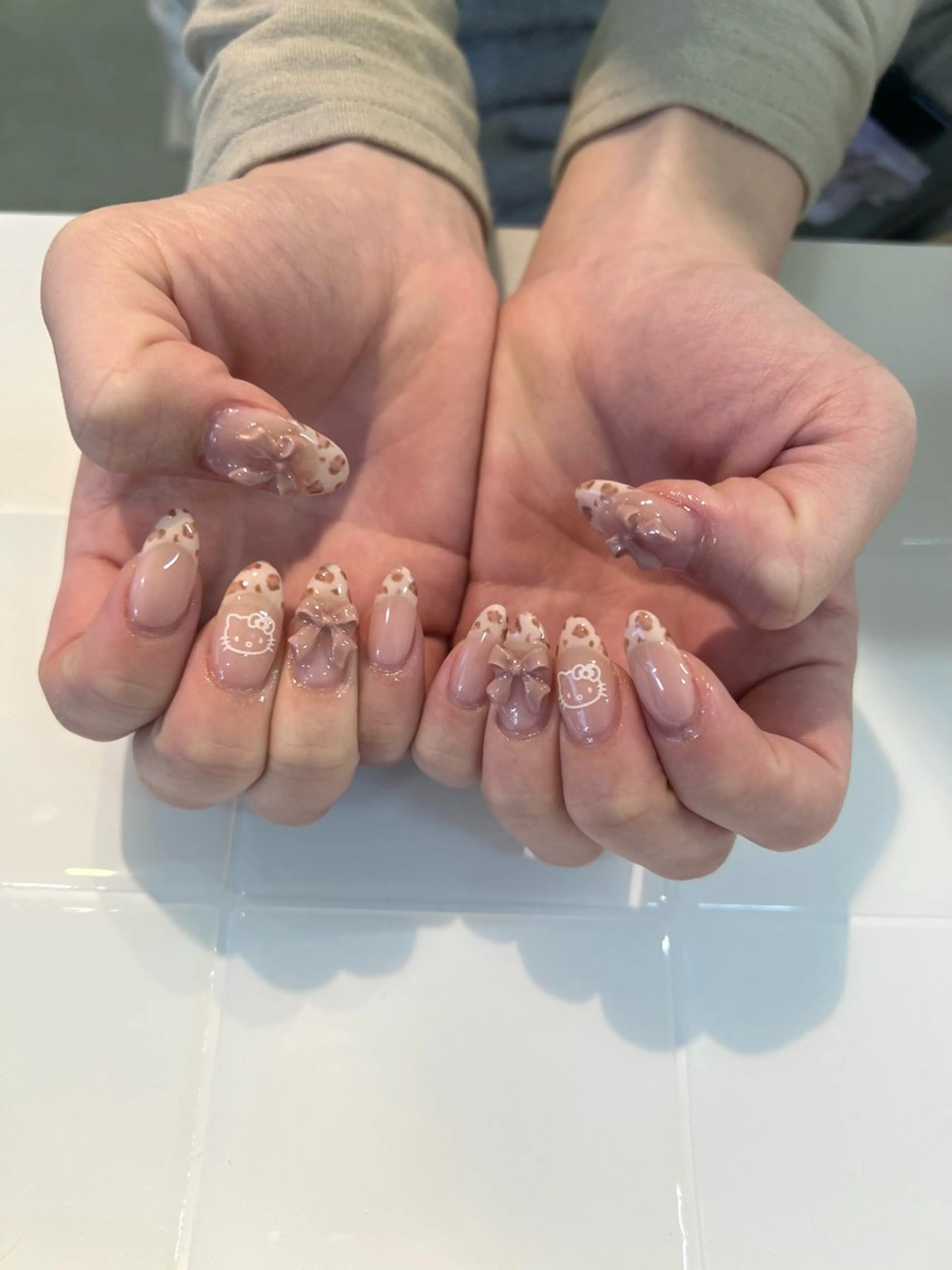 ネイル リボン ハンドネイル sio.nail&eyebrow salon shimokitazawa2号店所属・nailist mana𖤐´-のネイルデザイン