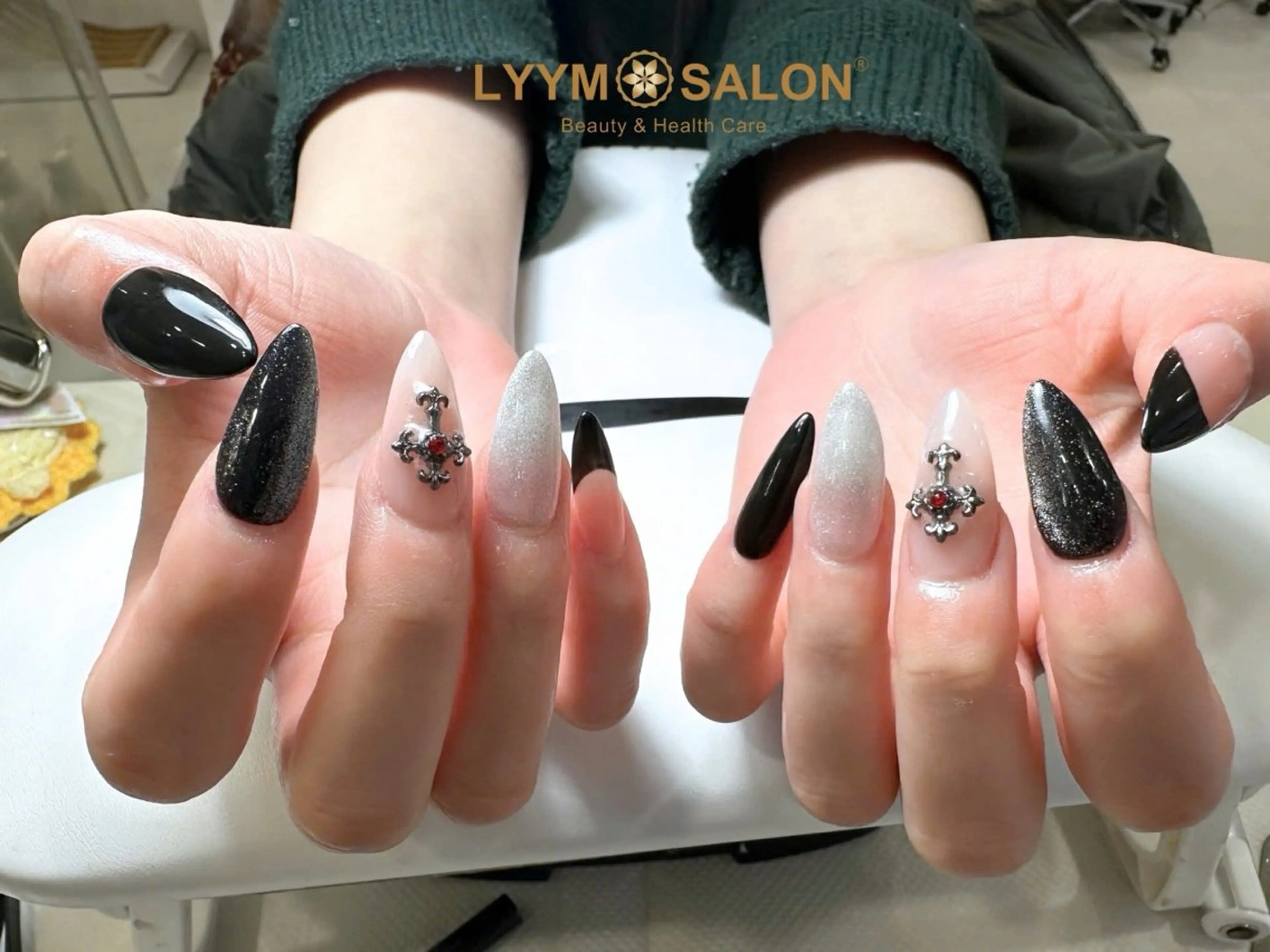 ネイル ラメ(グリッター) シルバー ハンドネイル LYYM Salonのネイルデザイン