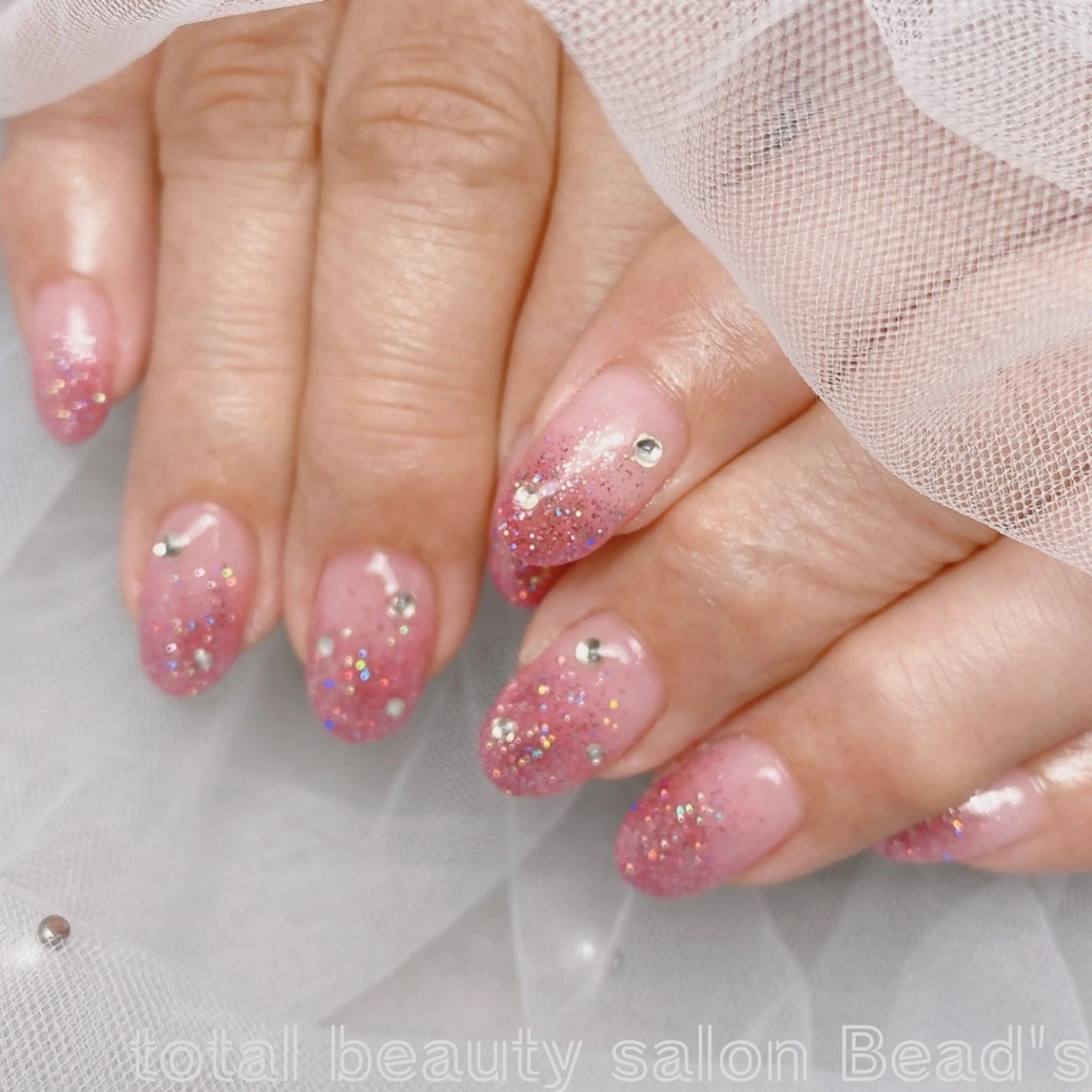 ネイル キラキラネイル ピンク ワンホンネイル ハンドネイル ネイルサロン　ビーズ所属・トータルビューティー サロンビーズ すずのネイルデザイン