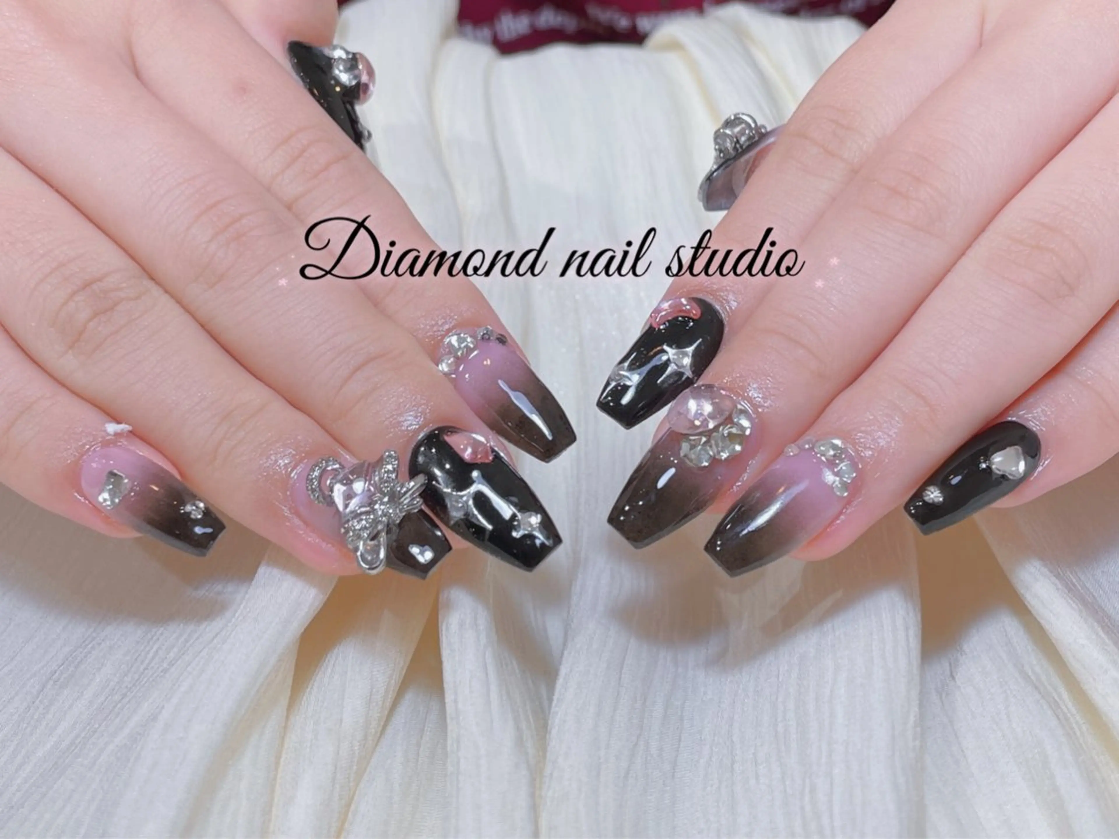 ネイル アートネイル オーロラネイル ガーリー キラキラネイル 韓国ネイル ハンドネイル ハンドケア Yuki 🍁のネイルデザイン