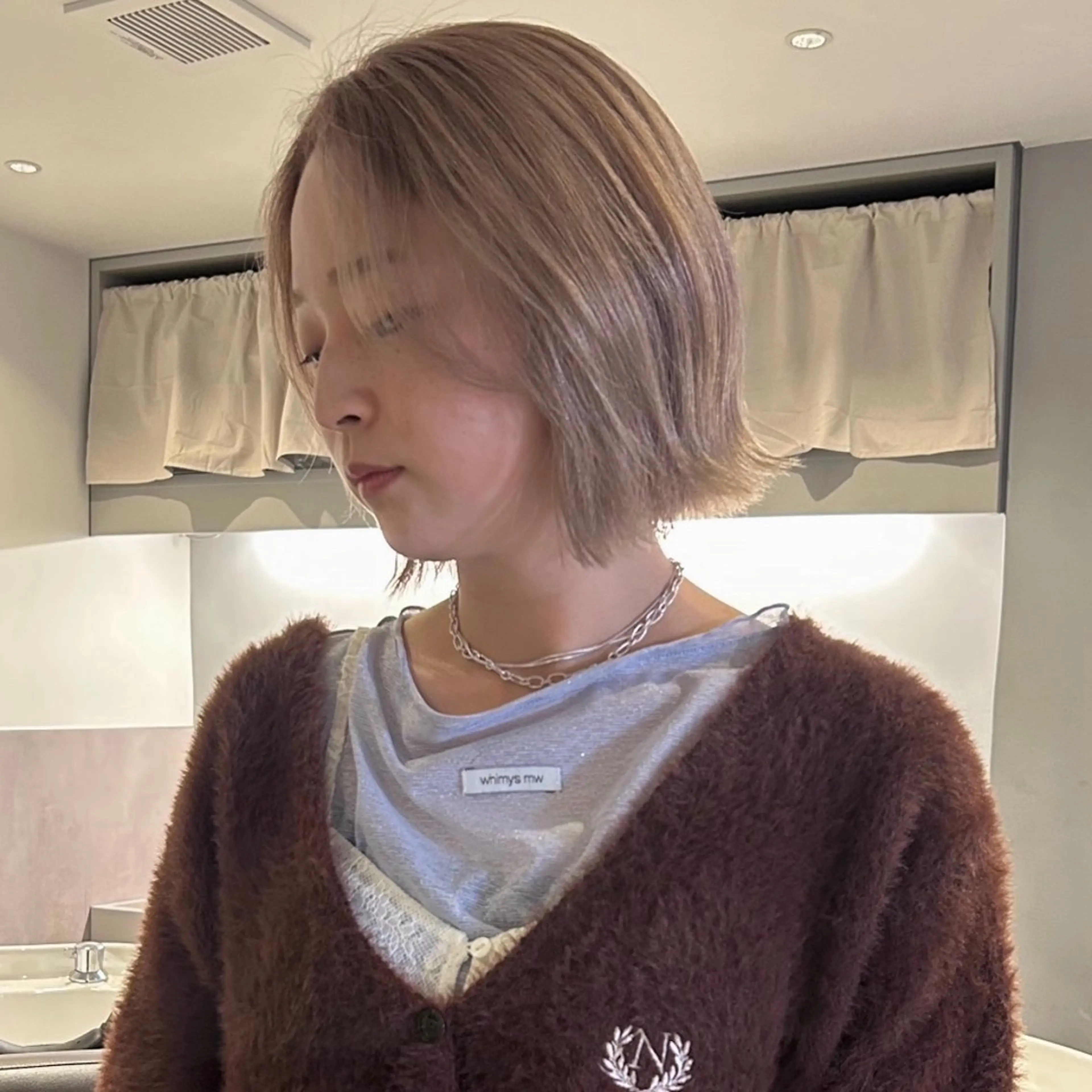 ミディアム カラー ベージュカラー 透明感カラー ハイトーンカラー ホワイトベージュ 顔まわりレイヤー カット ヘアカラー トリートメント nonoka オリーブ/レイヤーのヘアスタイル