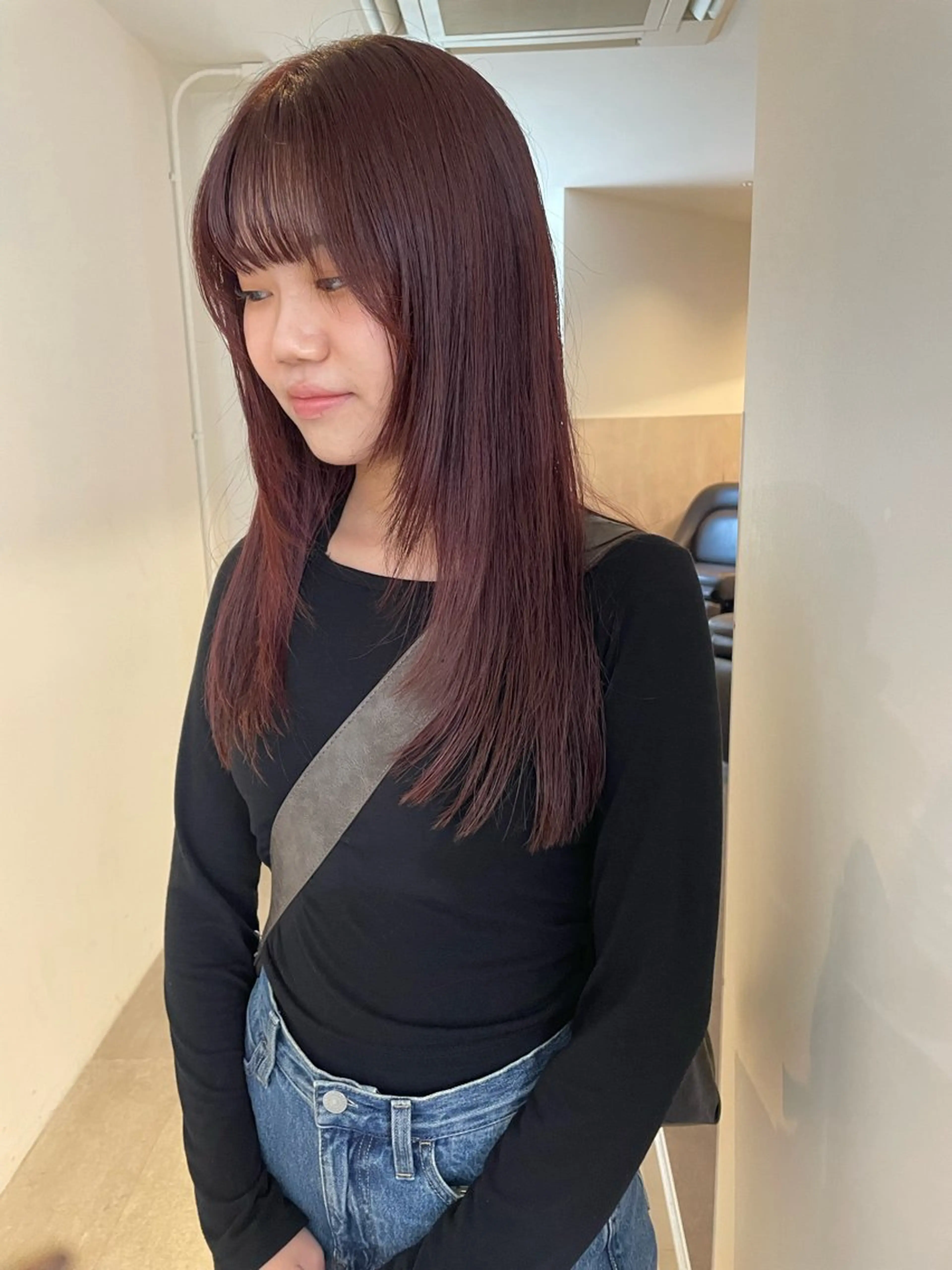 セミロング カラー ボルドーカラー ブラウンカラー レッドカラー レッドブラウン 顔まわりレイヤー カット ヘアカラー トリートメント MIU/ルーツカラー 顔まわりレイヤーのヘアスタイル