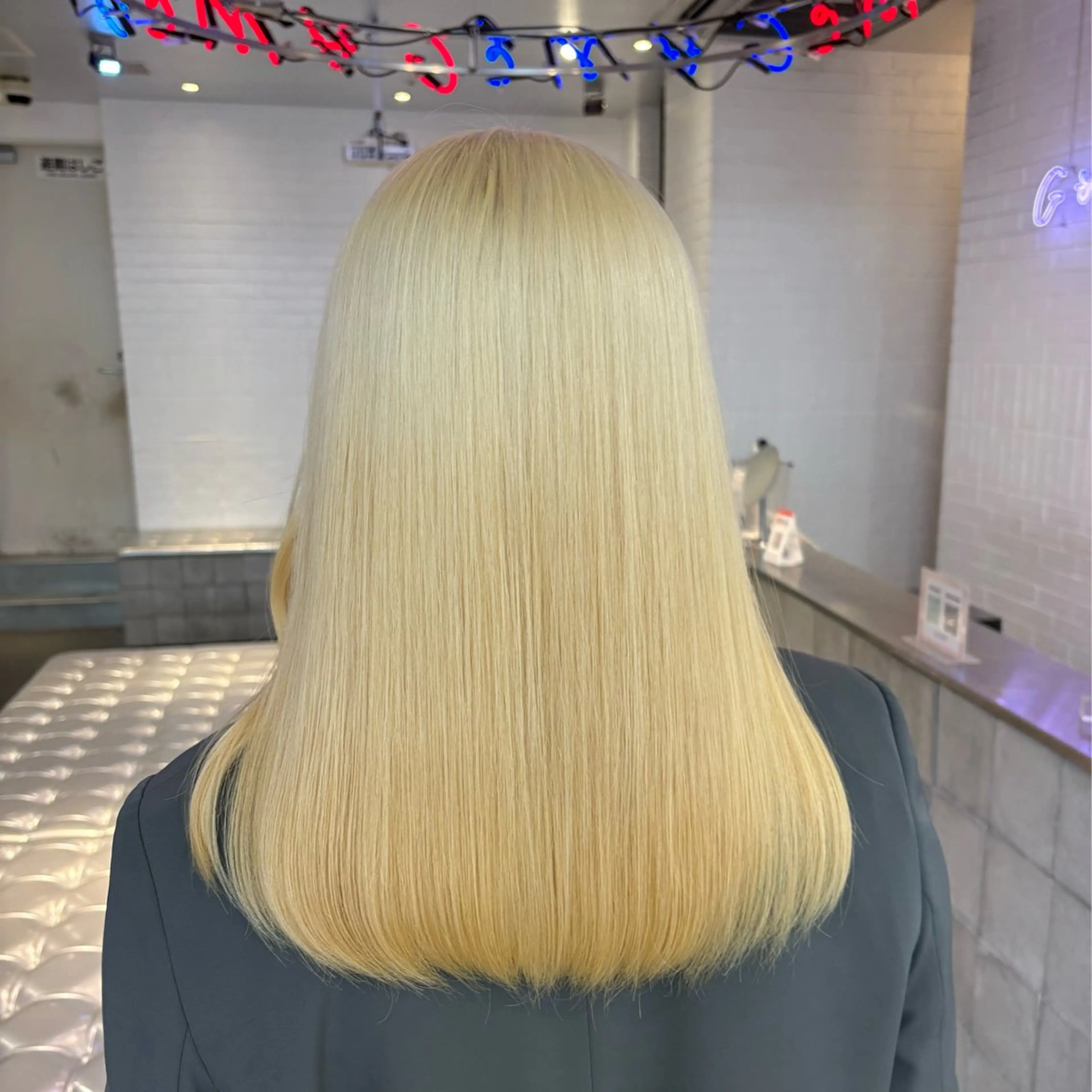 セミロング カラー ヘアカラー トリートメント ハイトーン×デザイン 🪽🫧HIKARIのヘアスタイル