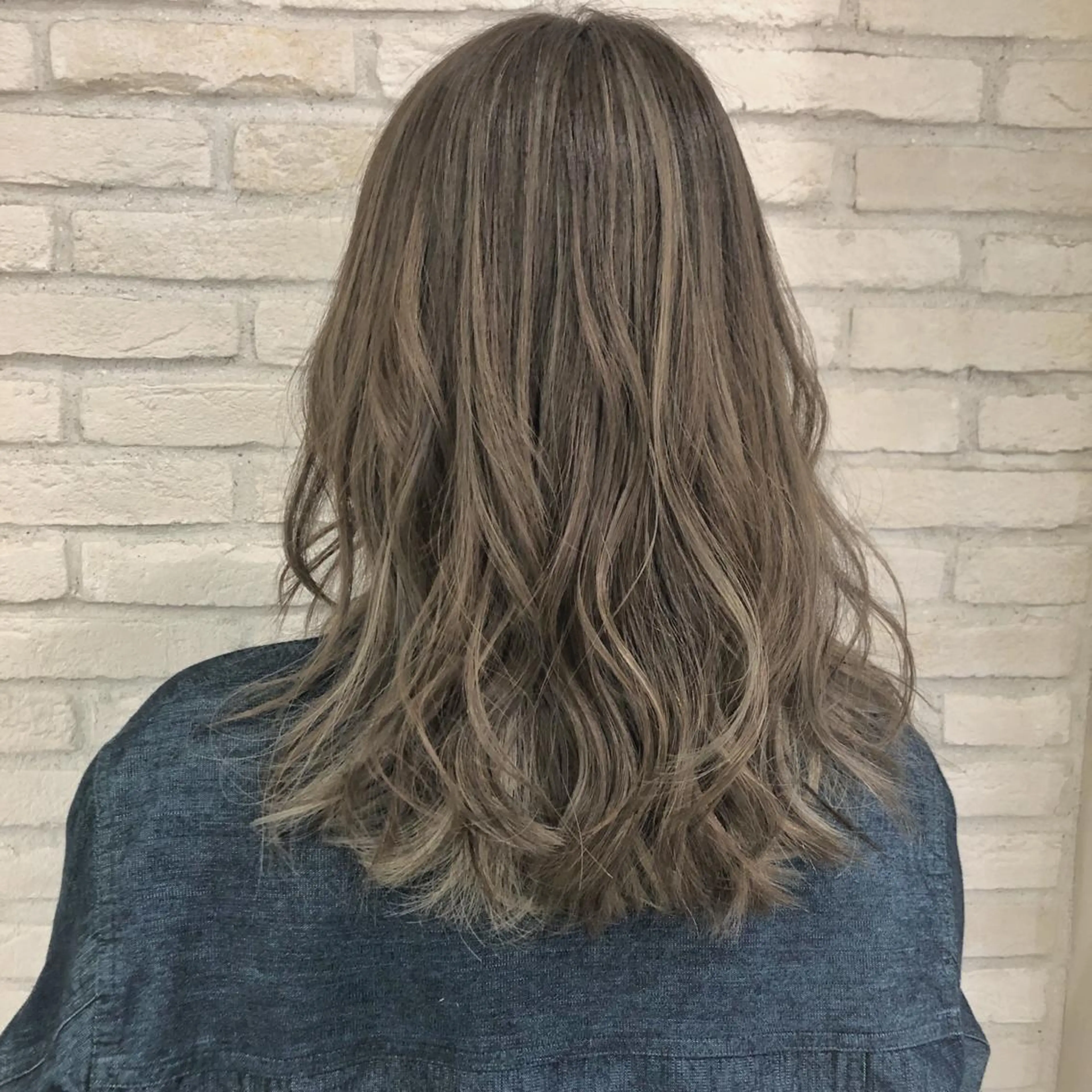 セミロング カラー アッシュ ベージュカラー ブリーチ 透明感カラー ハイライトカラー oggi +KENJE所属・大平 美沙のヘアスタイル