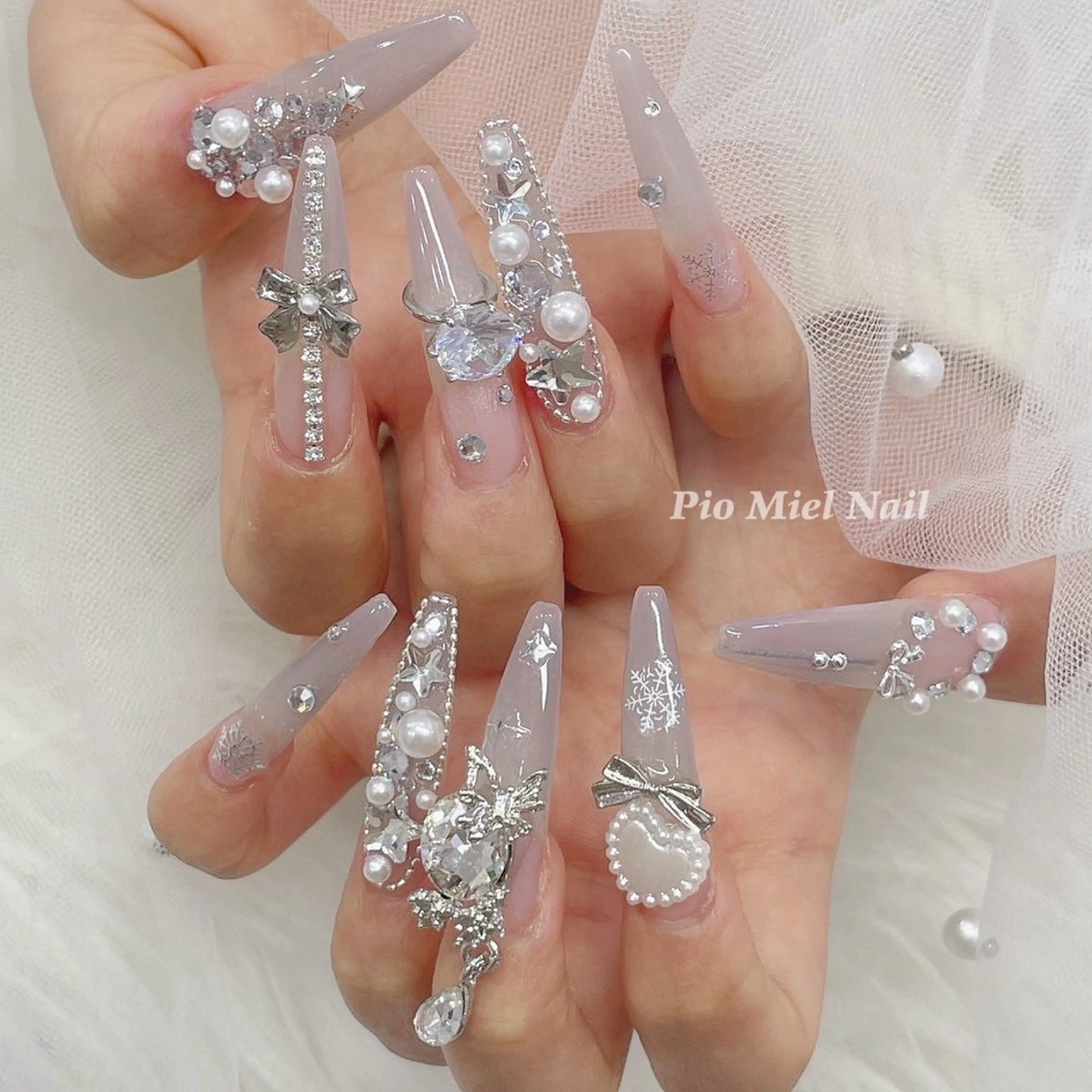 ネイル ガーリー リボン ワンホンネイル 冬ネイル クリスマス ハンドネイル HANA 長さだしのネイルデザイン