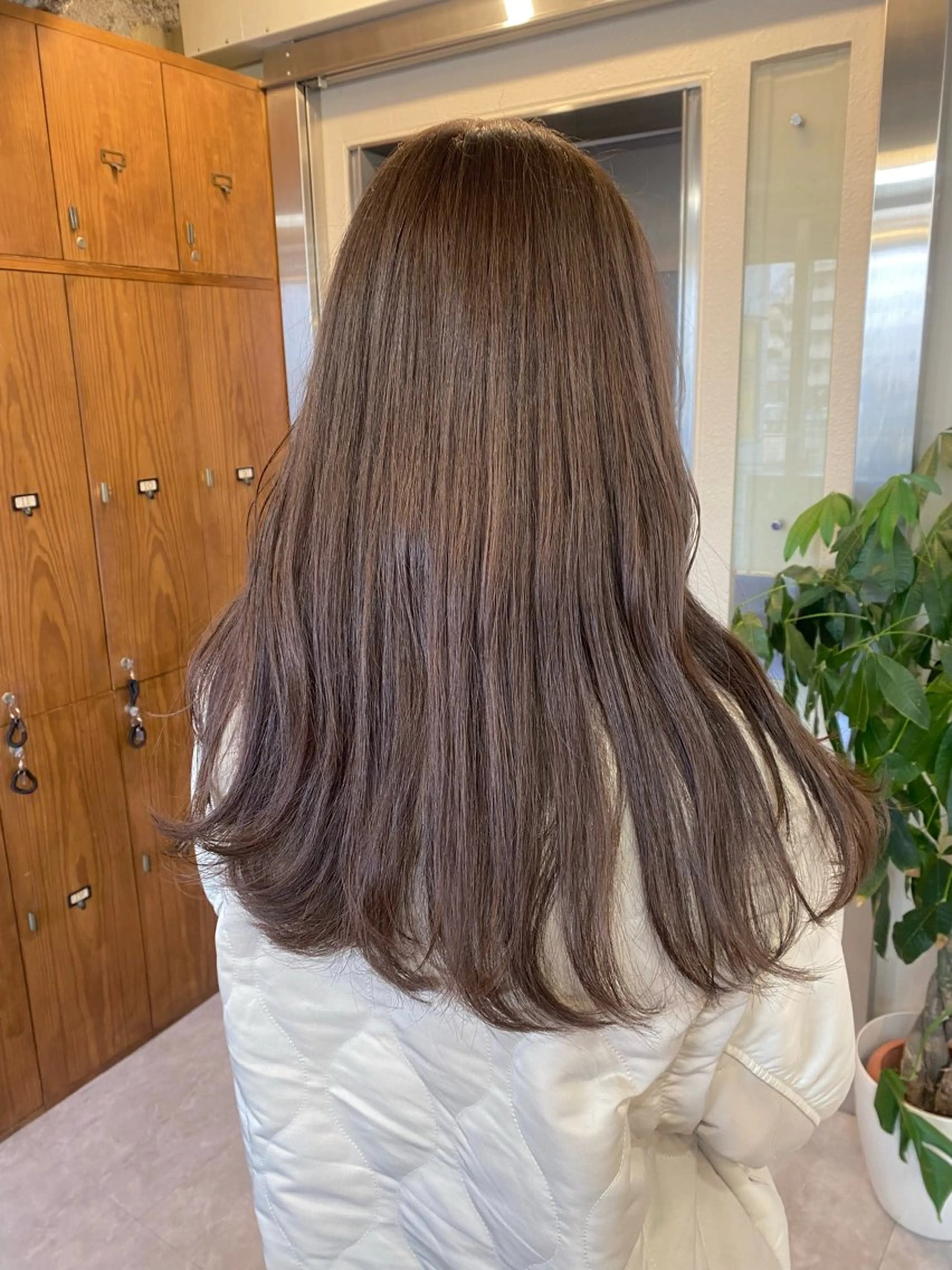 ロング カラー グレージュ ミルクティーグレージュ カット ヘアカラー トリートメント ヤスザトアヤノ ／レイヤー／オリーブのヘアスタイル