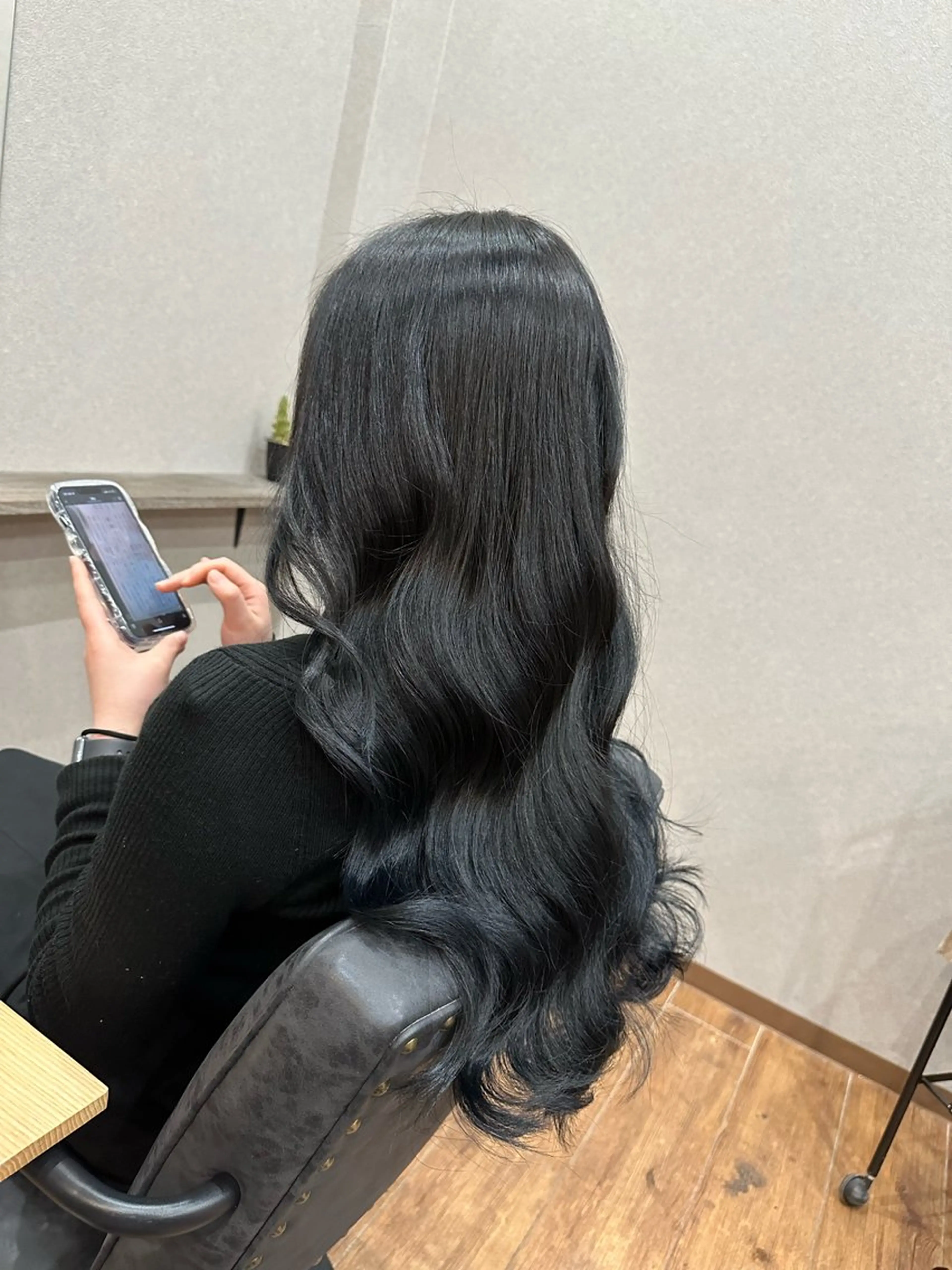 ロング カラー 黒髪 ブルーカラー ブルーブラック ヘアカラー トリートメント clocca所属・鵜飼 真伍のヘアスタイル