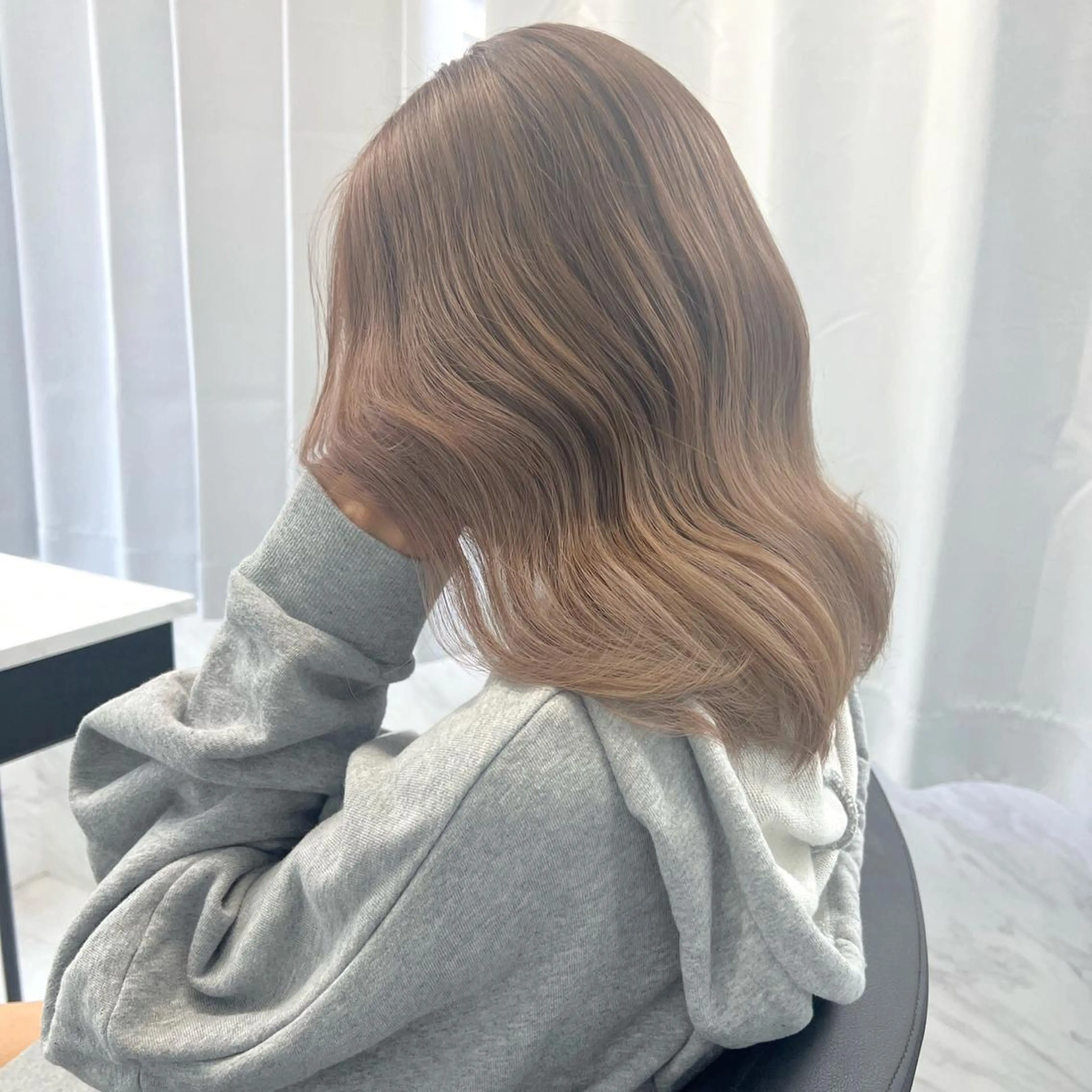 ミディアム カラー シールエクステ ハイトーンカラー エクステ ヘアカラー シールエクステ特化 ハイトーン、NANAのヘアスタイル