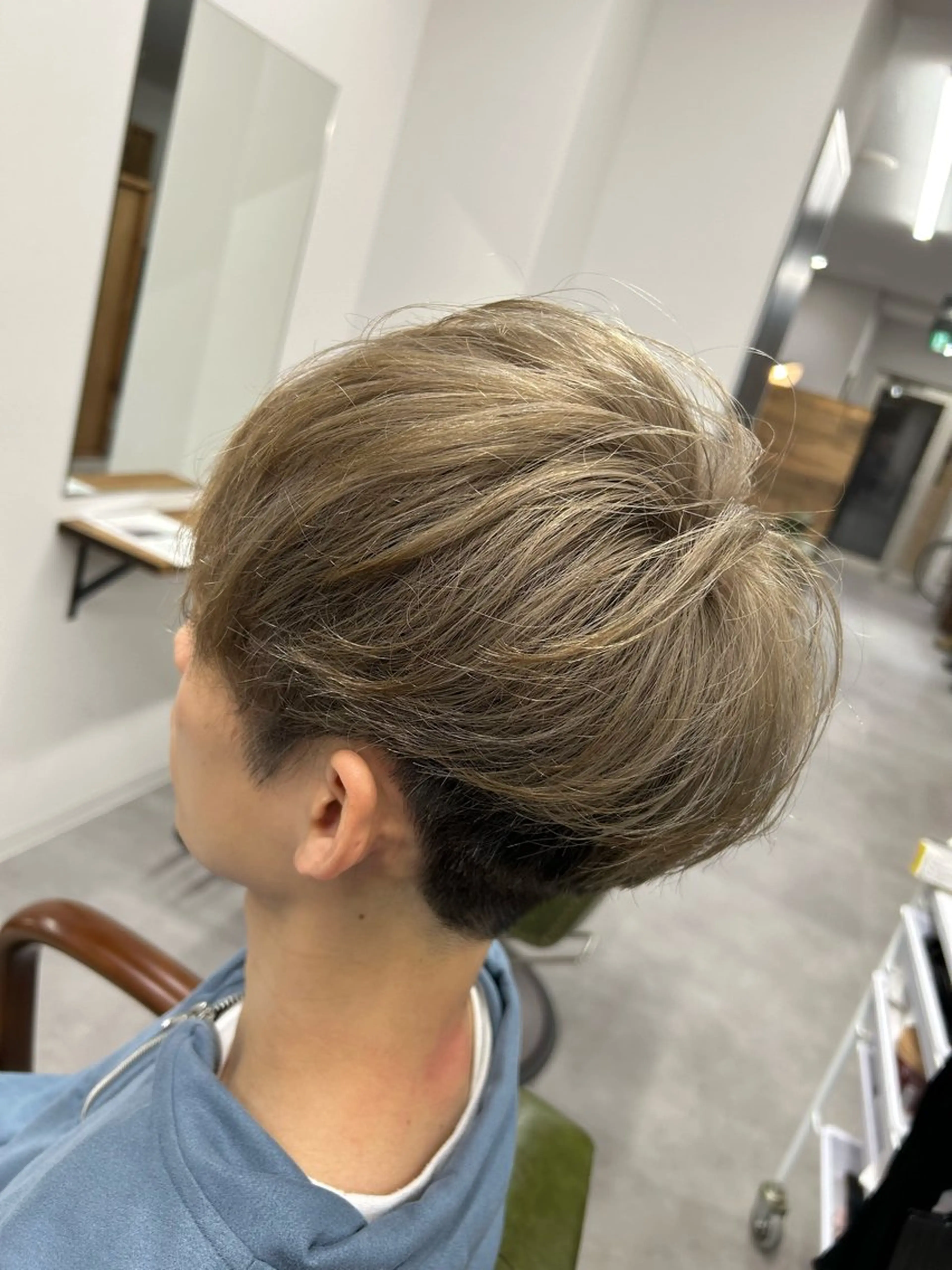 カラー メンズ メンズハイトーン ベージュカラー ハイトーンカラー ミルクティーベージュ カット ヘアカラー SHAFT Ieiriのヘアスタイル