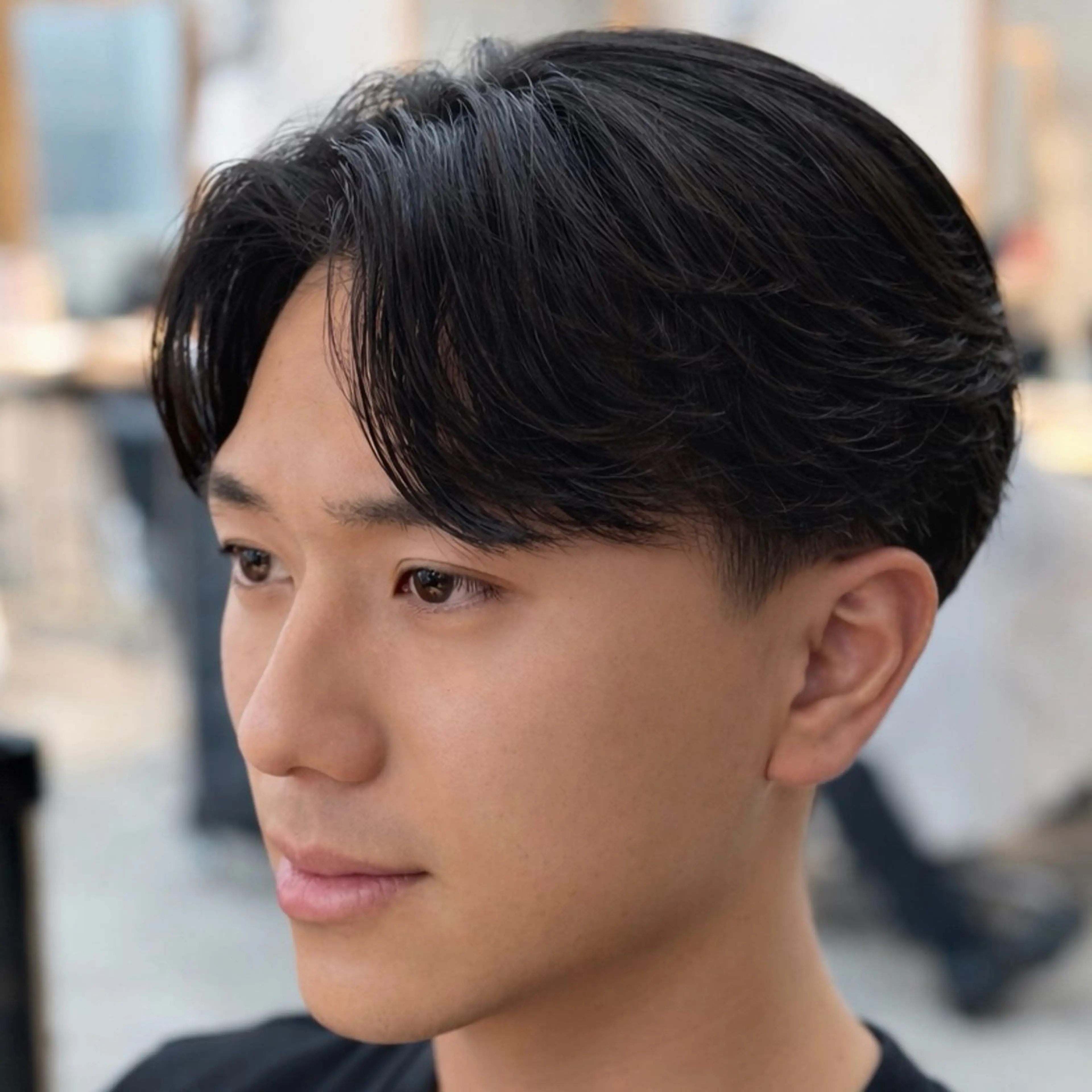 パーマ メンズ センターパート フェザーパーマ メンズ韓国風 メンズパーマ 刈り上げ カット パーマ 男の理想を叶える🔥 メンズパーマ特化｜関のヘアスタイル