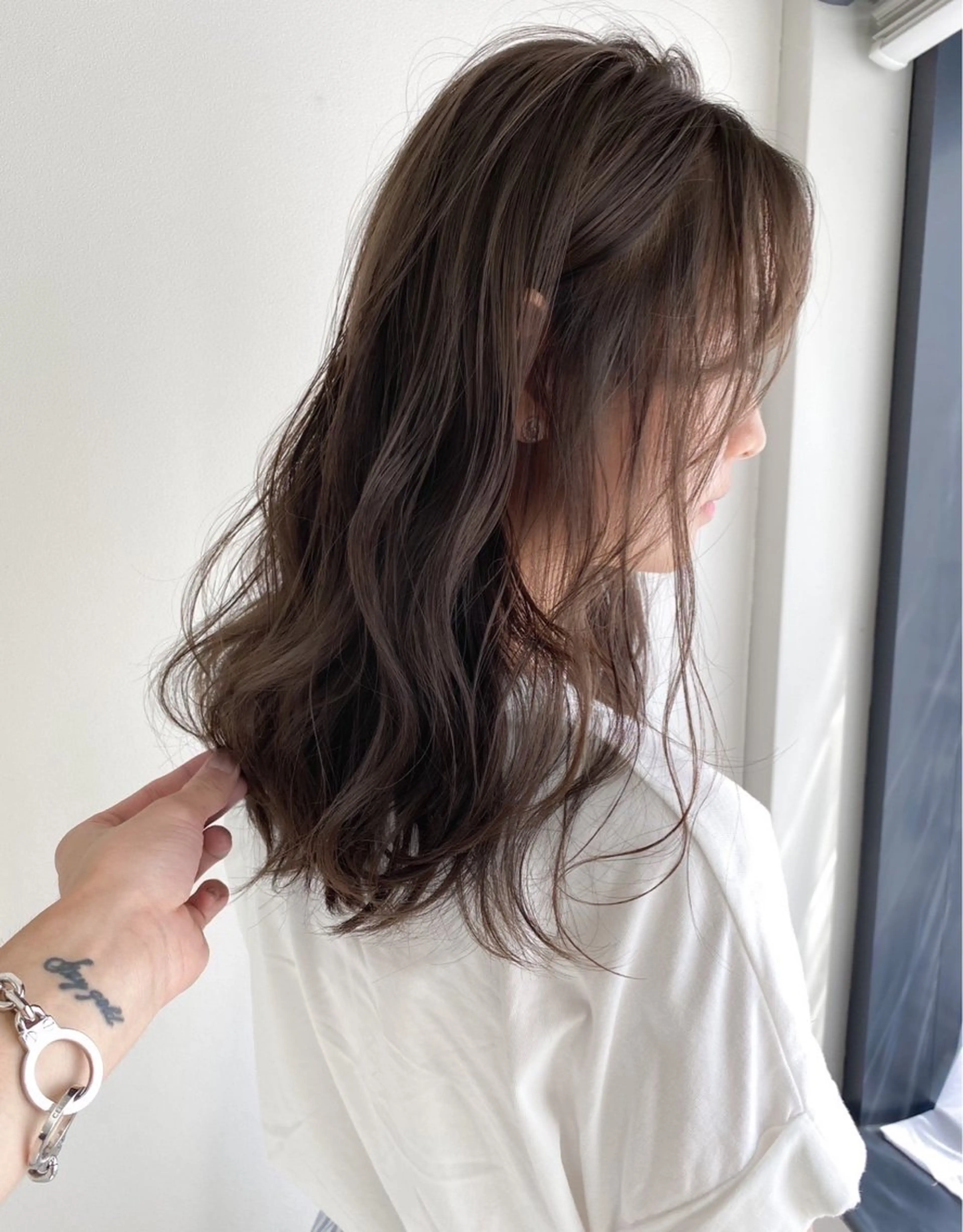 カラー ベージュカラー ブラウンカラー ブラウンベージュ 透明感カラー フォギーベージュ 辺見 葵のヘアスタイル