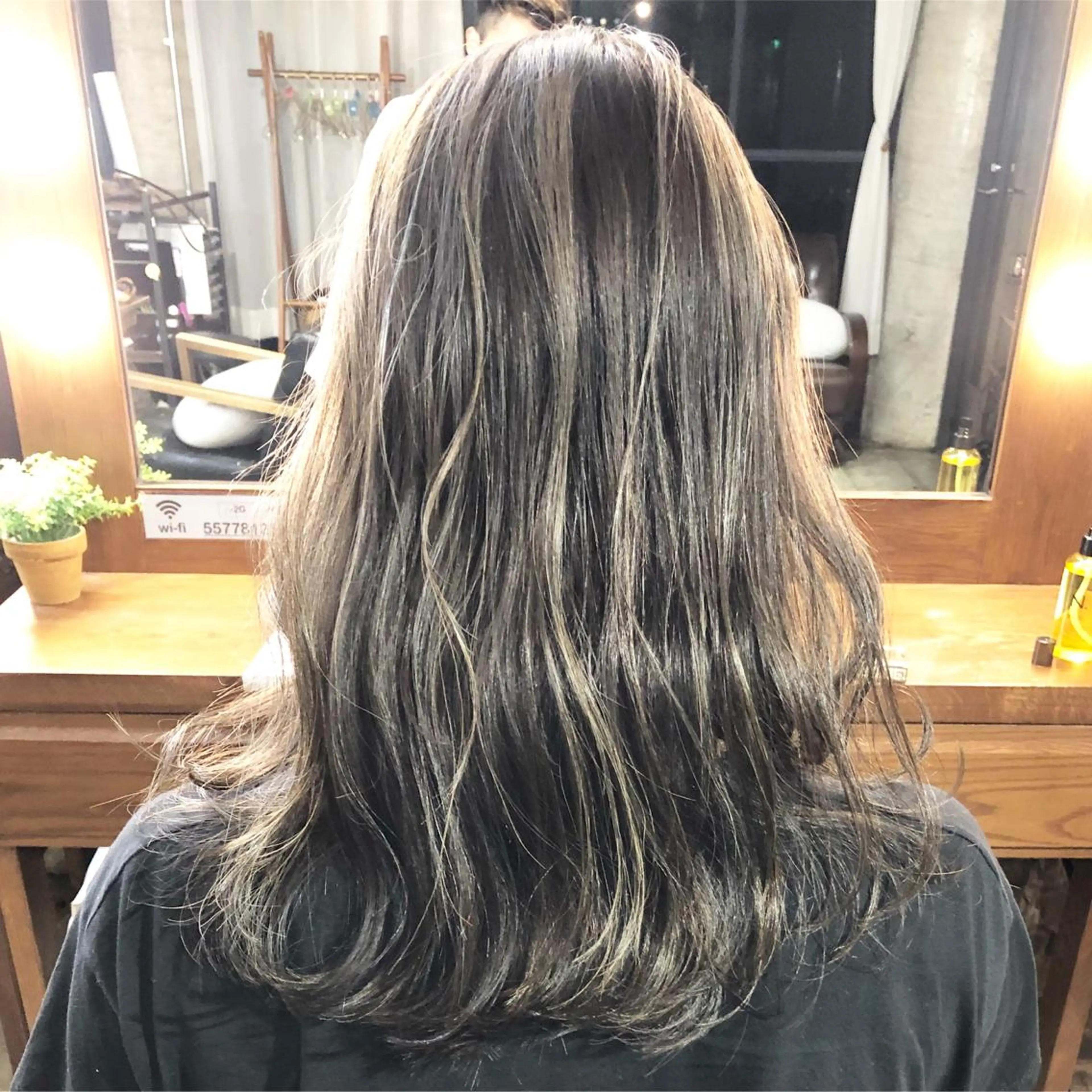 セミロング カラー パーマ ヘアアレンジ メンズ キッズ ネイル マツエク・マツパ メンズハイライト アッシュ アッシュグレー ハイライトカラー ハイライト カット ヘアカラー トリートメント ヘッドスパ 韓国風×透明感カラー 髪質改善オタベシンヤのヘアスタイル