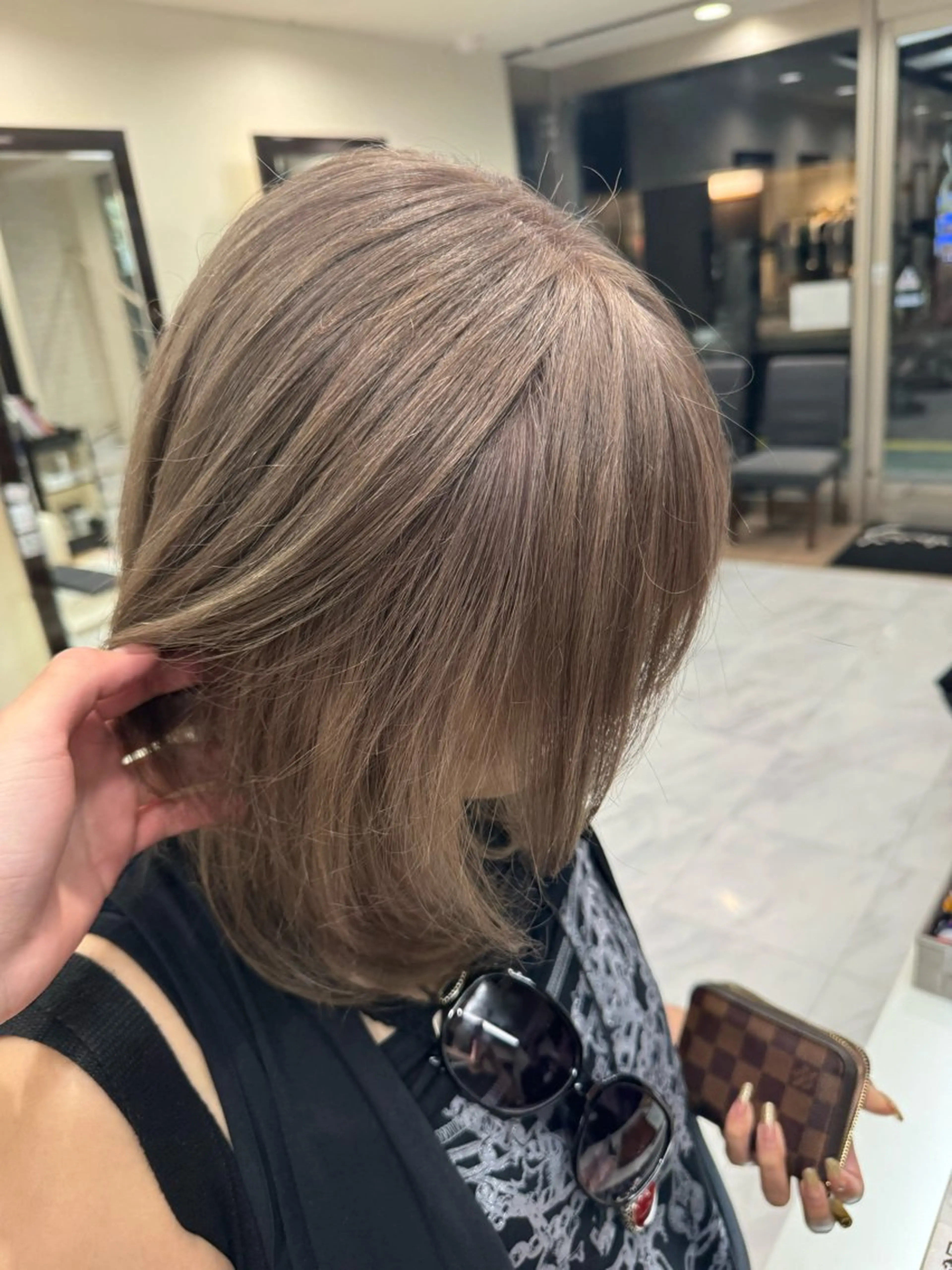 ミディアム カラー ヘアアレンジ 切りっぱなしボブ ベージュカラー ブリーチ デザインカラー ダブルカラー ヘアカラー トリートメント 目黒 碧人のヘアスタイル